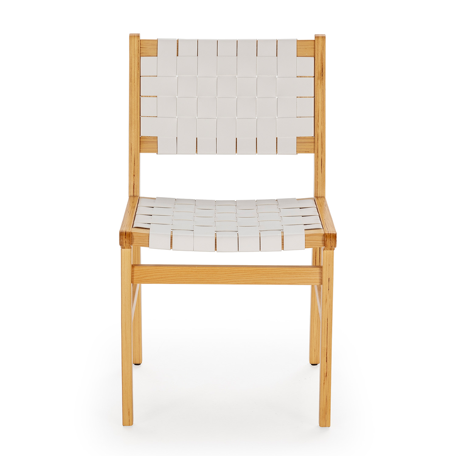 Una silla de madera clara con correas tejidas blancas para el asiento y el respaldo.