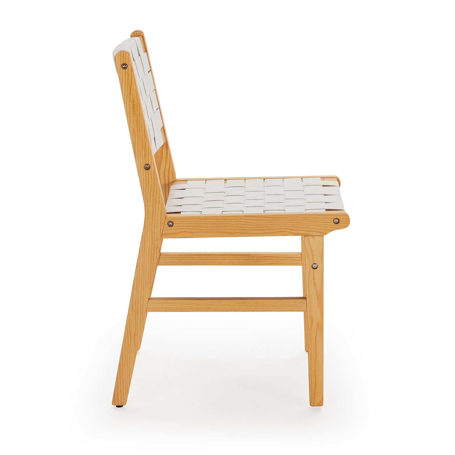 Silla de madera con asiento y respaldo de cincha tejida blanca, vista de lado.