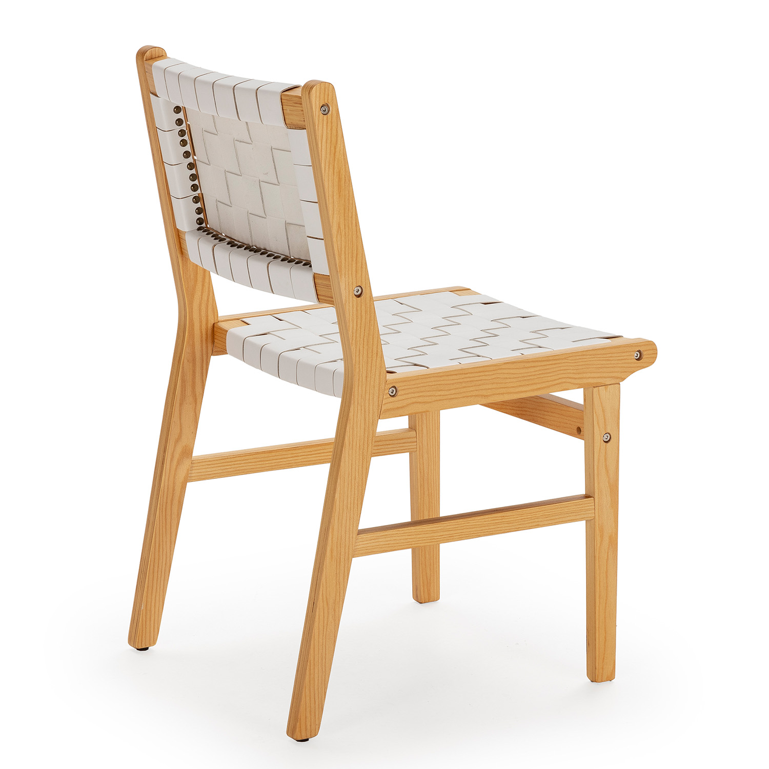 Una silla de madera con asiento y respaldo blancos tejidos.