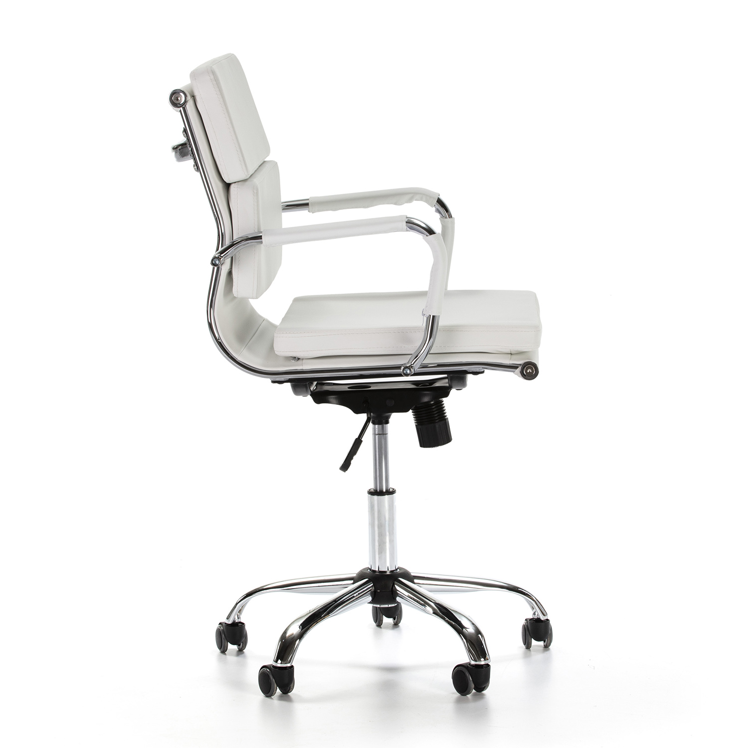 Una silla de oficina blanca de cuero con detalles cromados y ruedas.