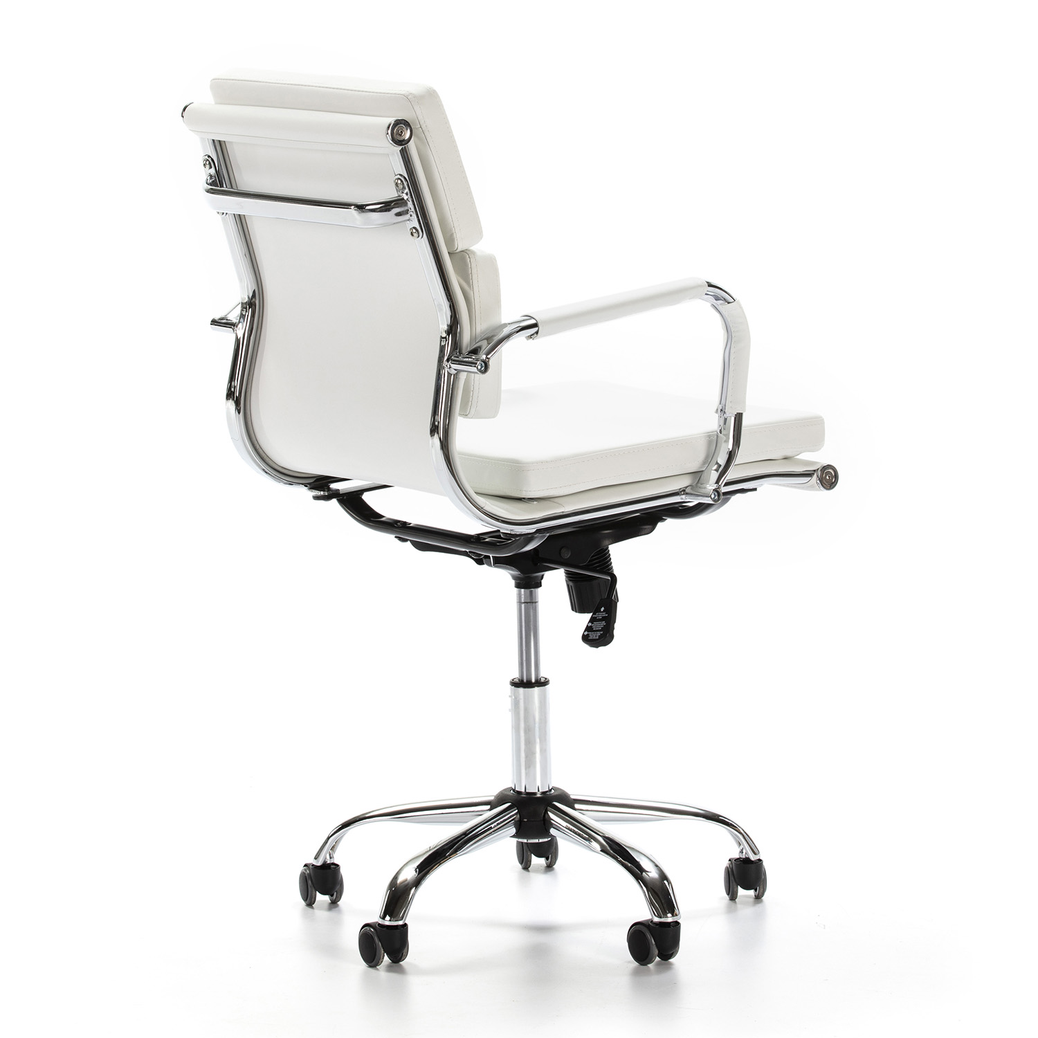 Una silla de oficina blanca con detalles cromados y ruedas, vista desde atrás.
