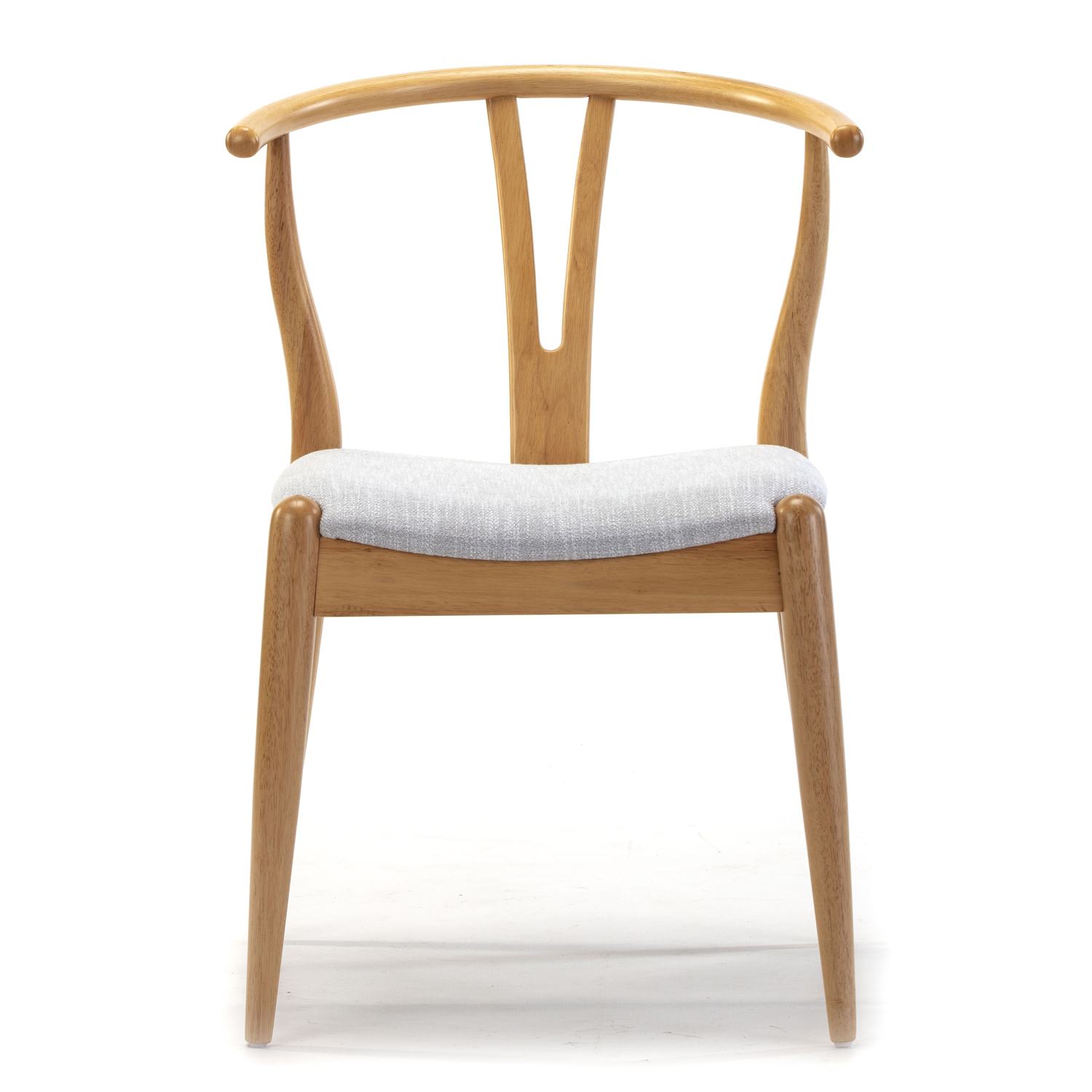 Una silla de madera clara con respaldo curvo y asiento acolchado.