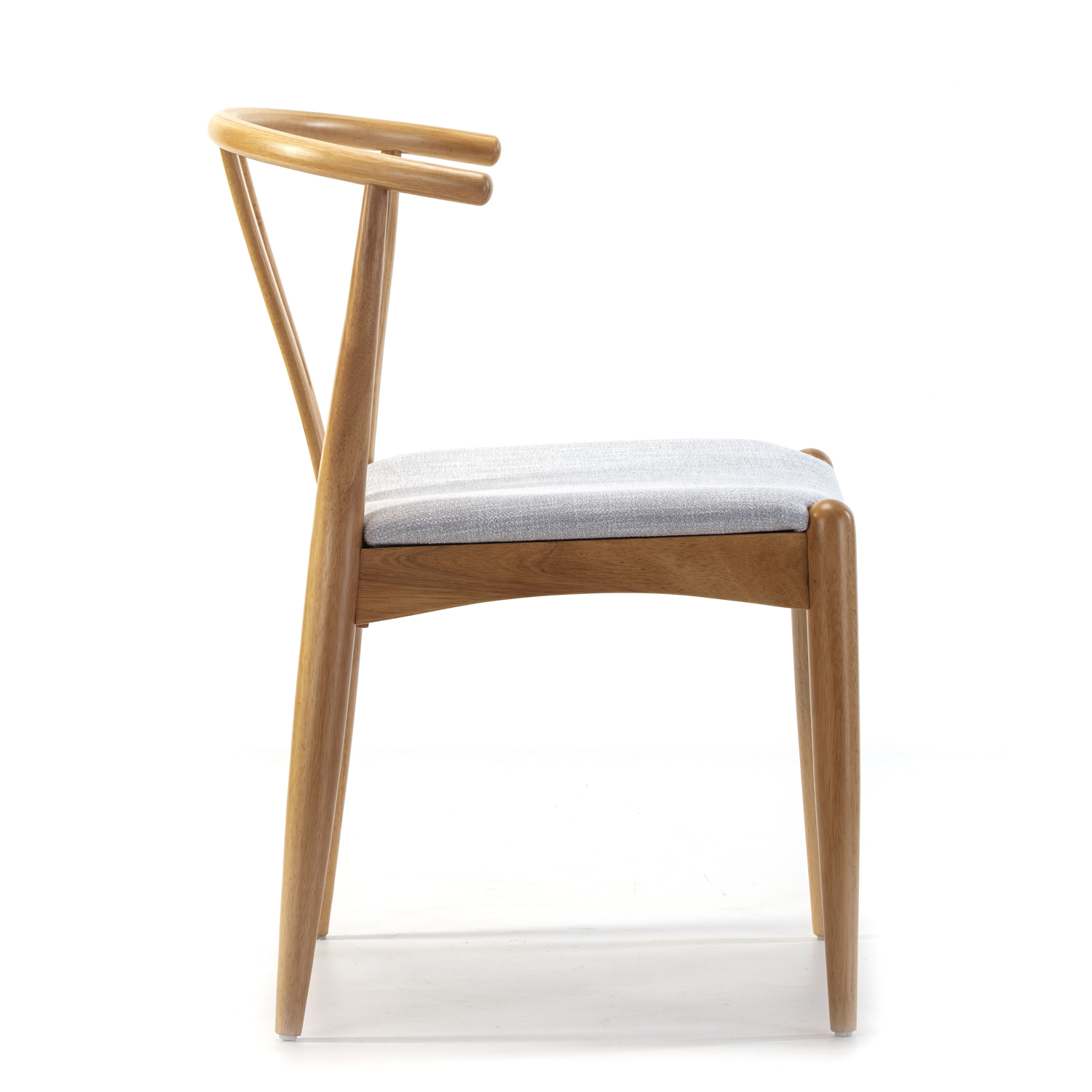 Silla de madera con asiento tapizado gris y respaldo curvo.