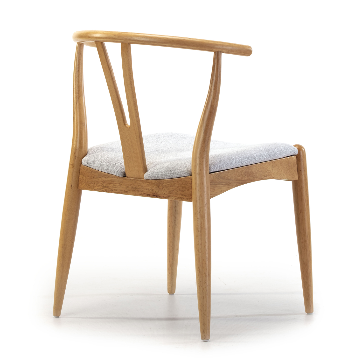 Una silla de madera clara con cojín de asiento gris claro y reposabrazos curvos.