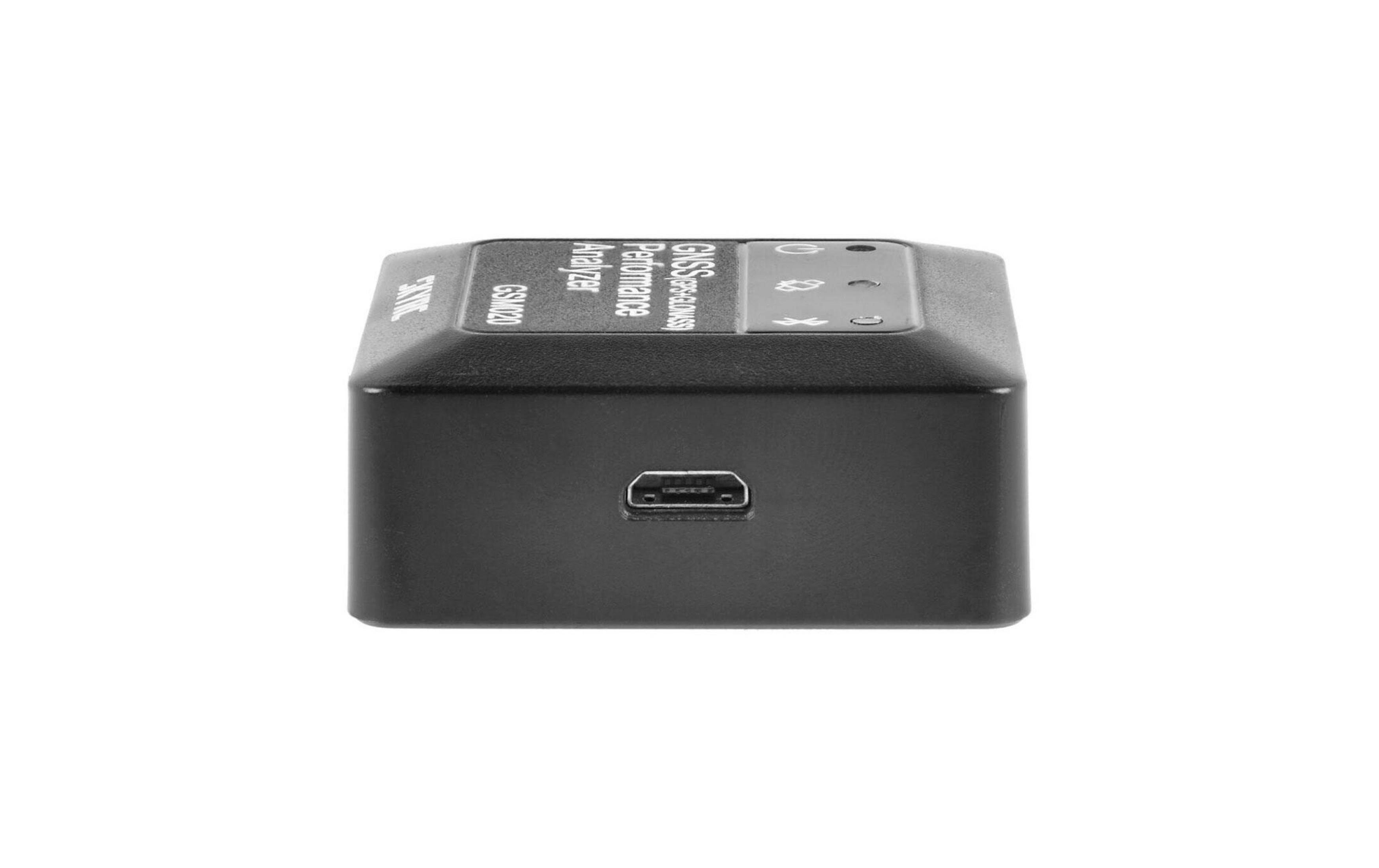 Dispositivo analizzatore prestazioni GNSS nero con porta USB ed etichette.