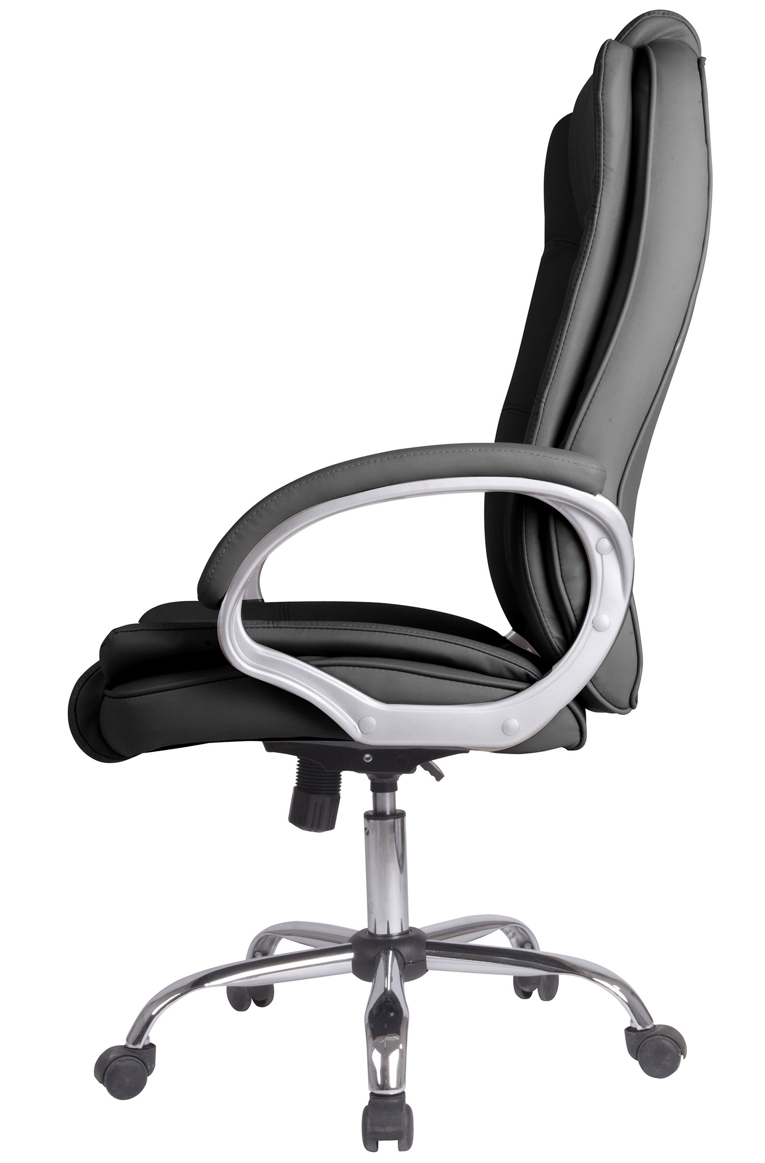 Silla de oficina negra con reposabrazos plateados y ruedas sobre fondo blanco.