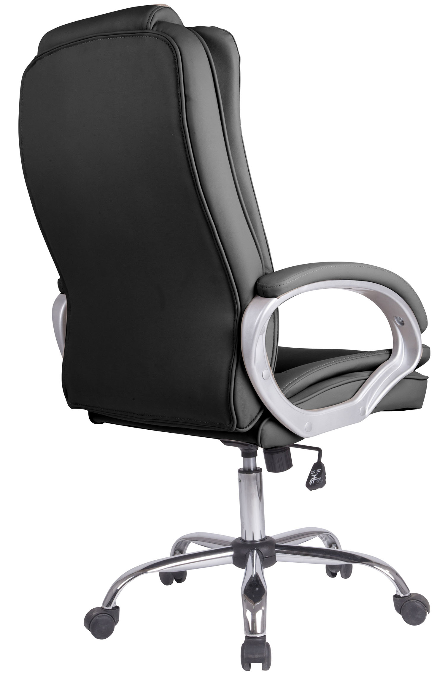 Silla de oficina negra con reposabrazos y ruedas plateadas.