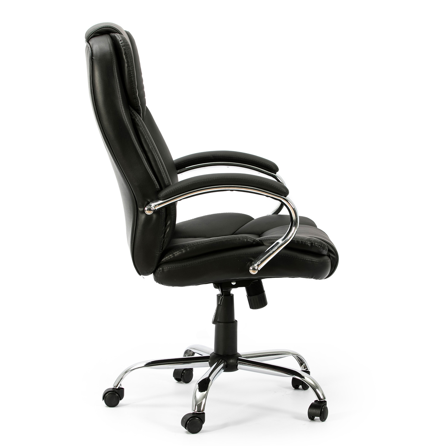 Silla ejecutiva negra con base y brazos cromados, vista lateral.