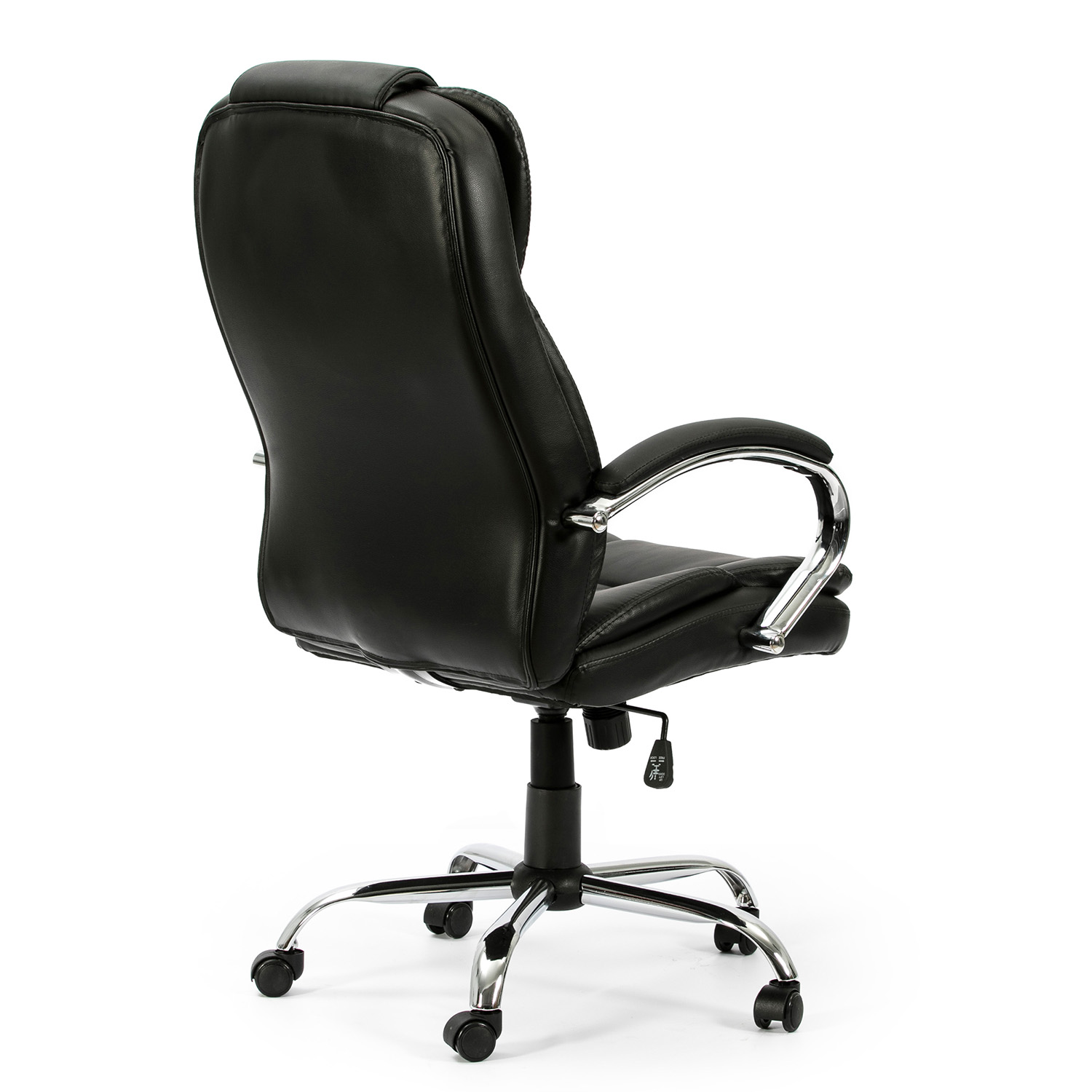 Silla de oficina de cuero negro con detalles cromados, vista de espaldas.