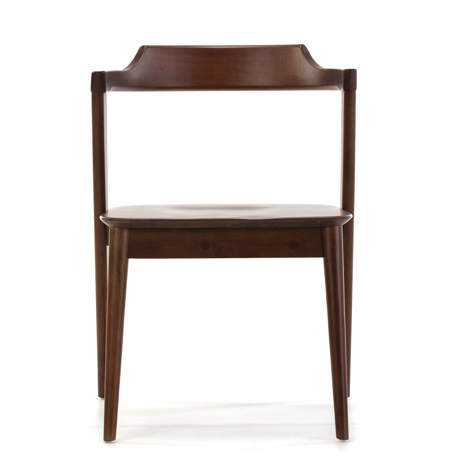 Una silla de madera marrón con cuatro patas y respaldo curvo.