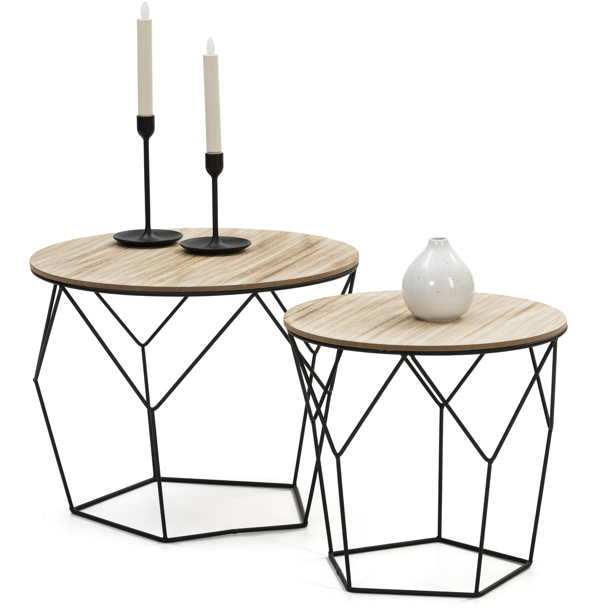 Dos mesas auxiliares redondas con tapa de madera y base de alambre negro. Una tiene velas, la otra un jarrón.