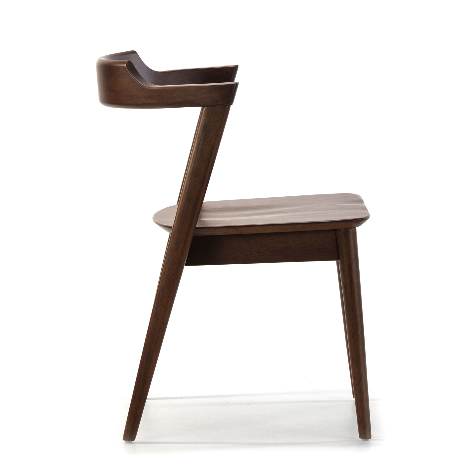 Una silla de madera marrón oscuro con reposabrazos, vista de lado.