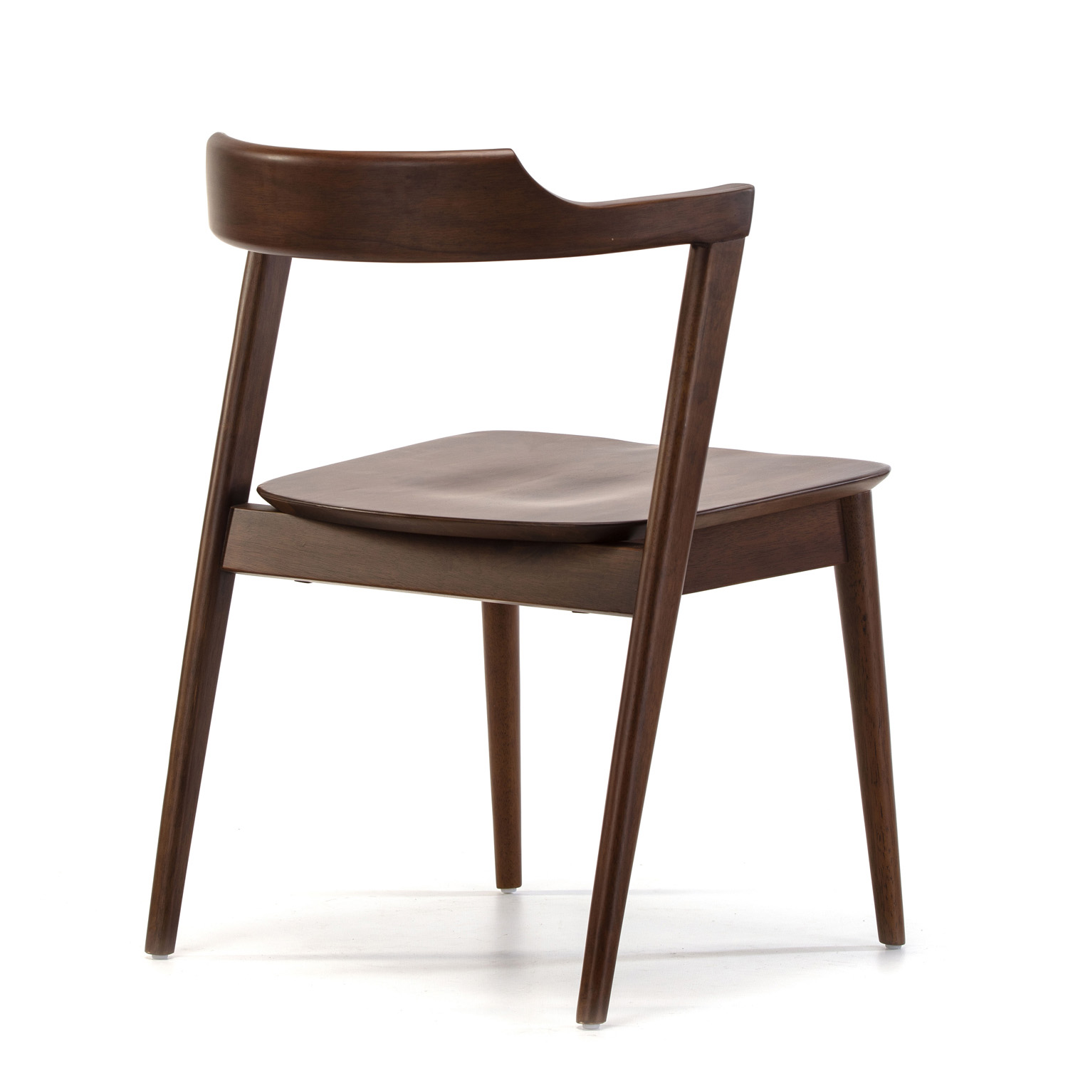 Una silla de madera marrón oscuro con respaldo y asiento curvos.