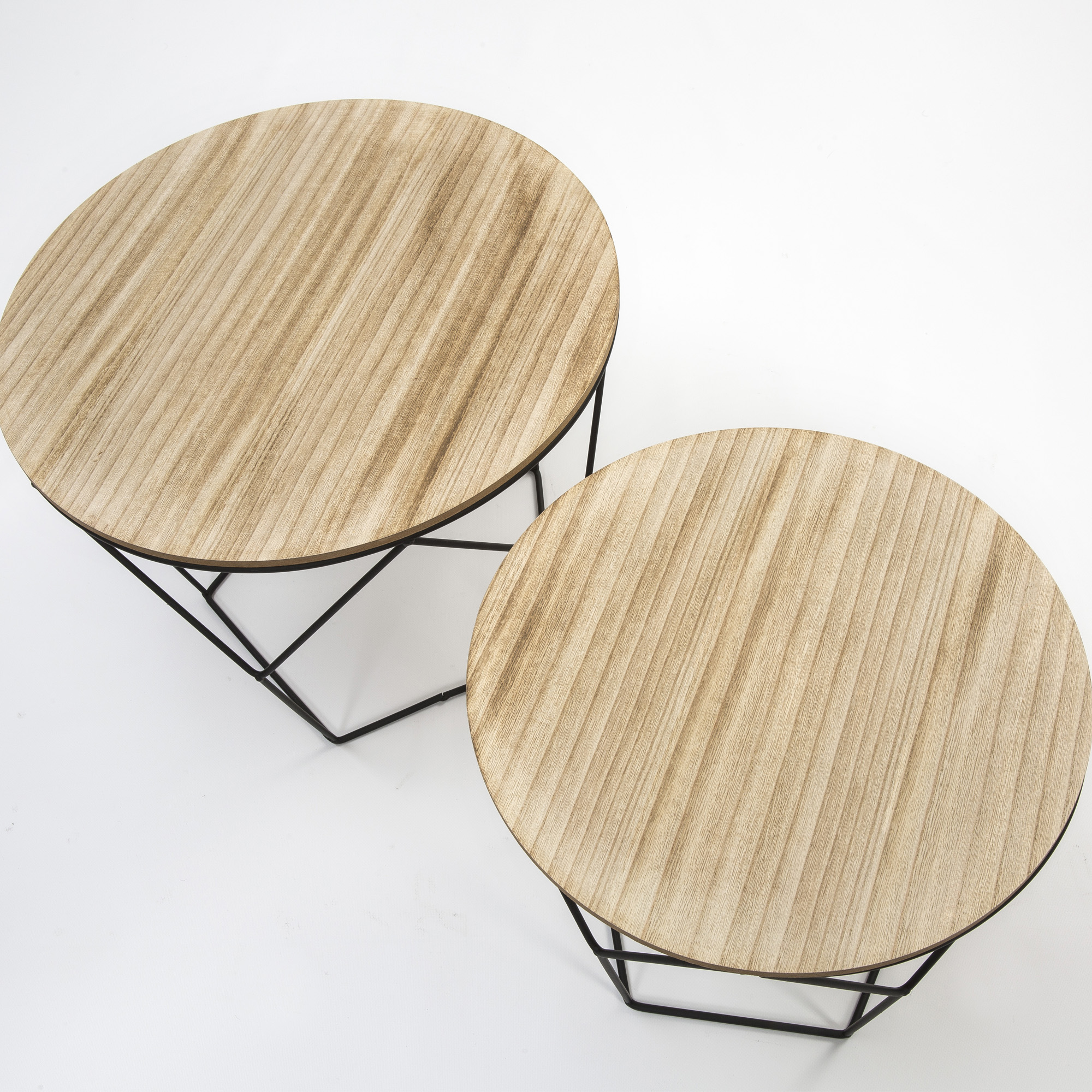 Dos mesas redondas de madera con patas de metal negro sobre fondo blanco.