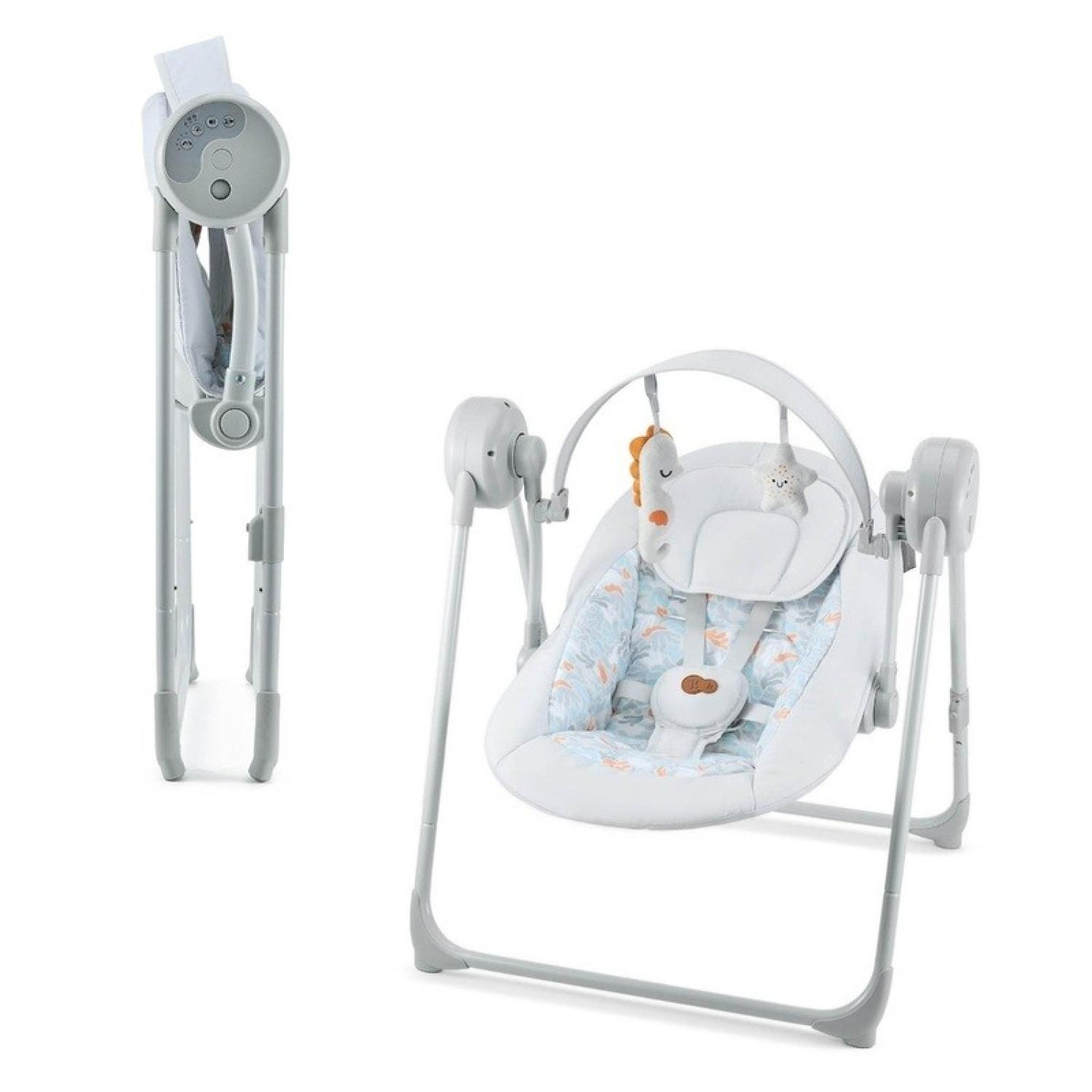 Ein zusammengeklappter und ein aufgebauter Babywippenstuhl mit Spielzeug und Muster.