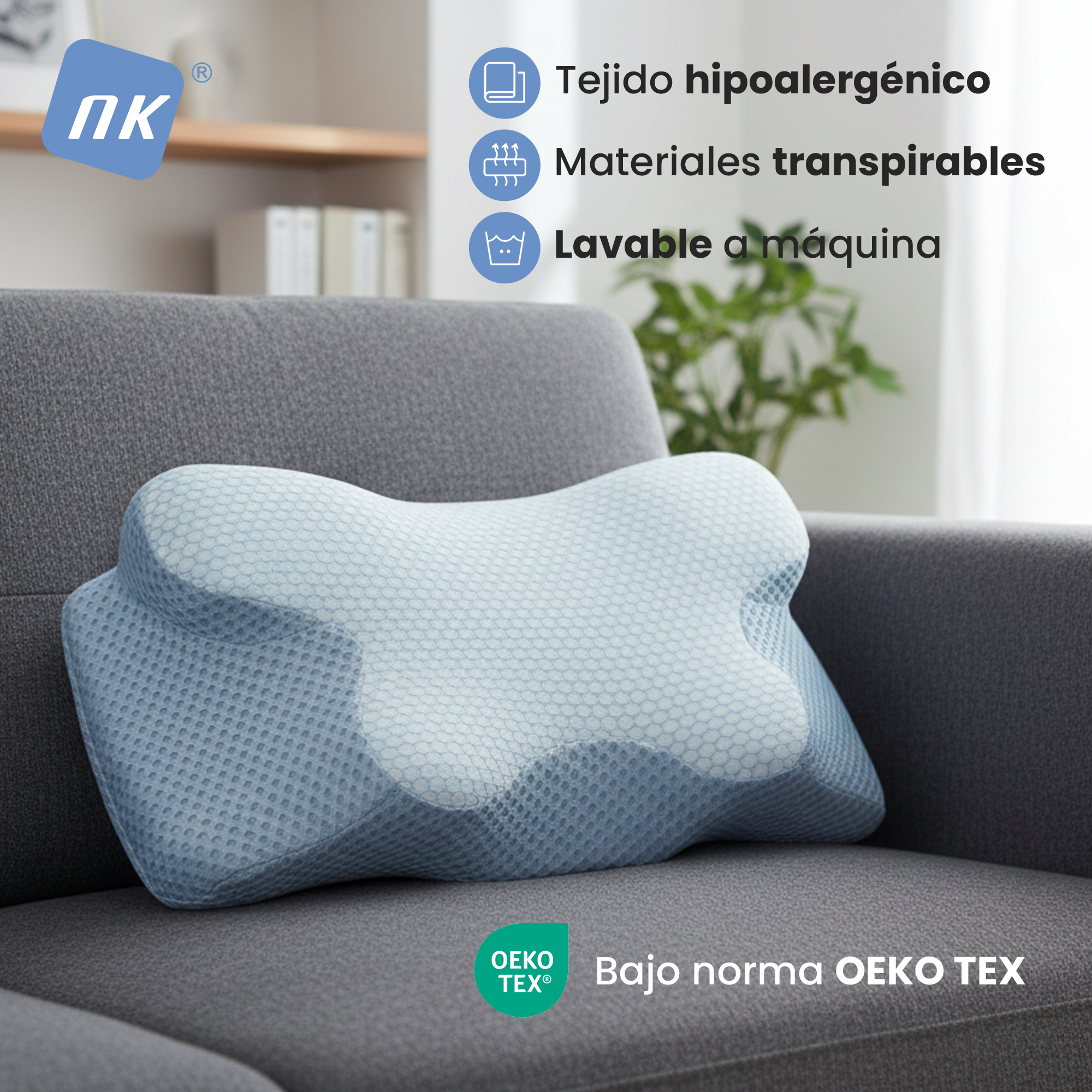 Un cojín azul con patrón de panal sobre un sofá gris. El texto resalta sus características.