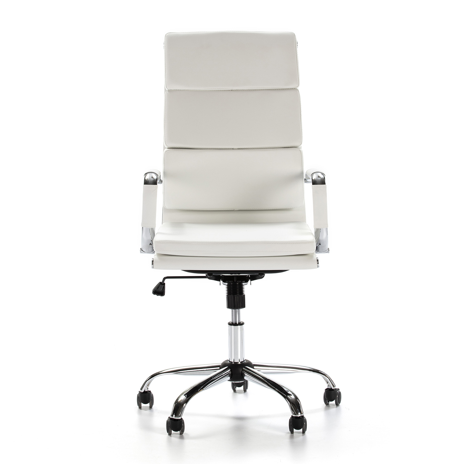 Una silla de oficina blanca con reposabrazos y ruedas sobre fondo blanco.