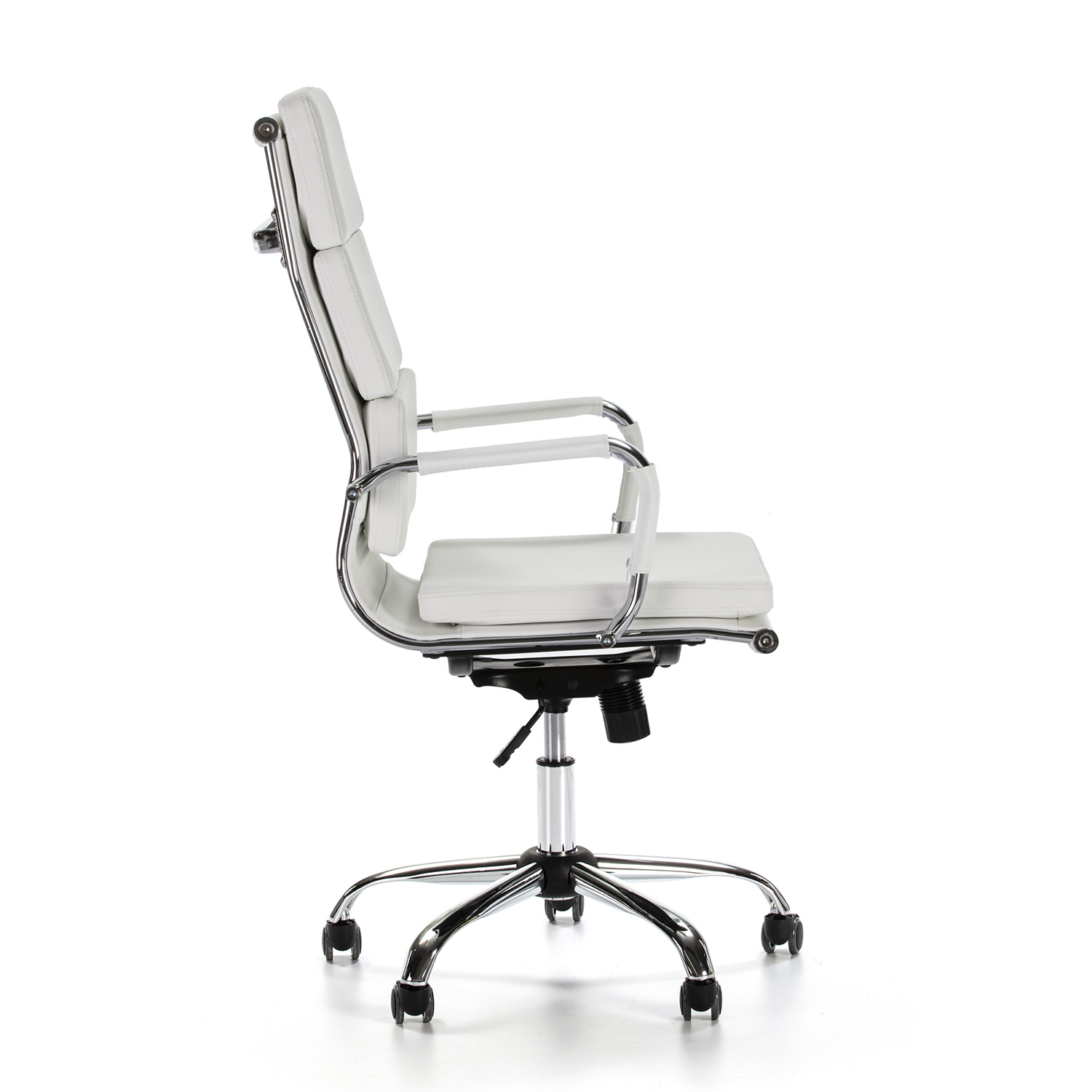 Un sillón de oficina blanco con detalles cromados y ruedas.
