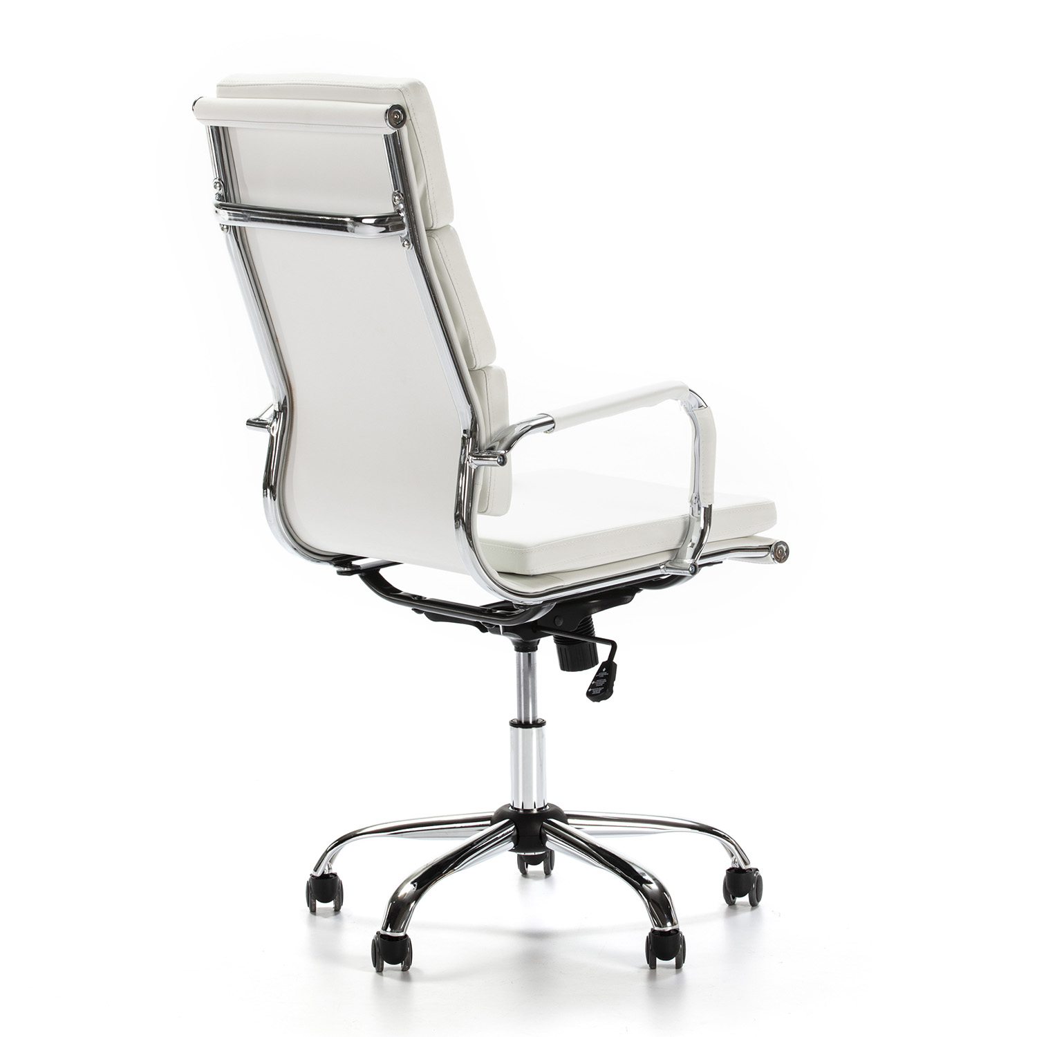 Una silla de oficina blanca con detalles cromados sobre fondo blanco.