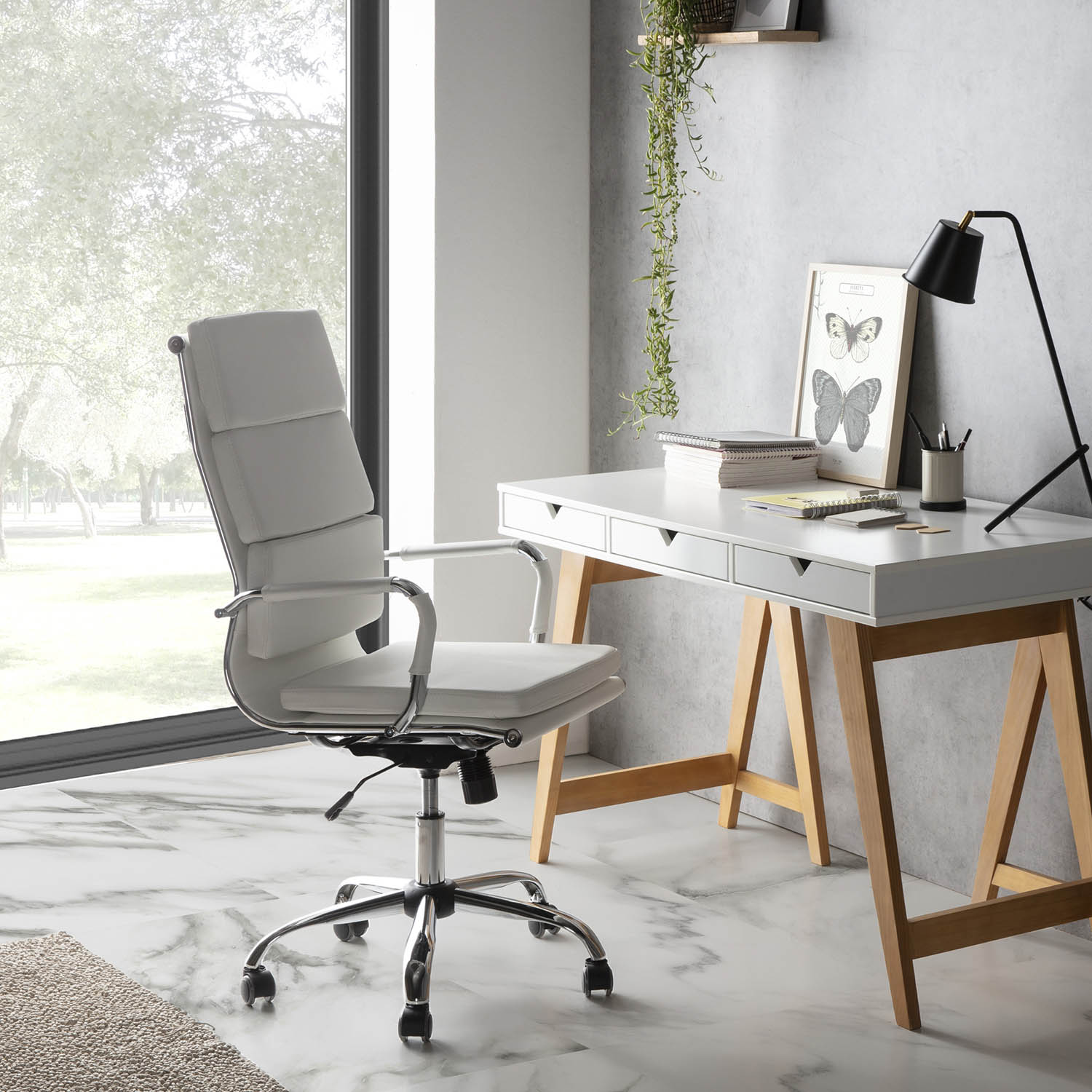 Escritorio blanco moderno con silla y arte de mariposas. La luz natural inunda la habitación.