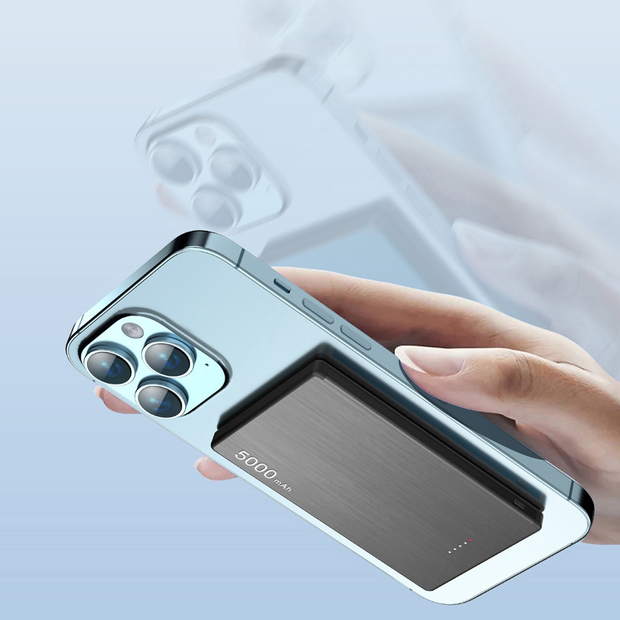 Una mano tiene uno smartphone blu con una power bank scura attaccata.