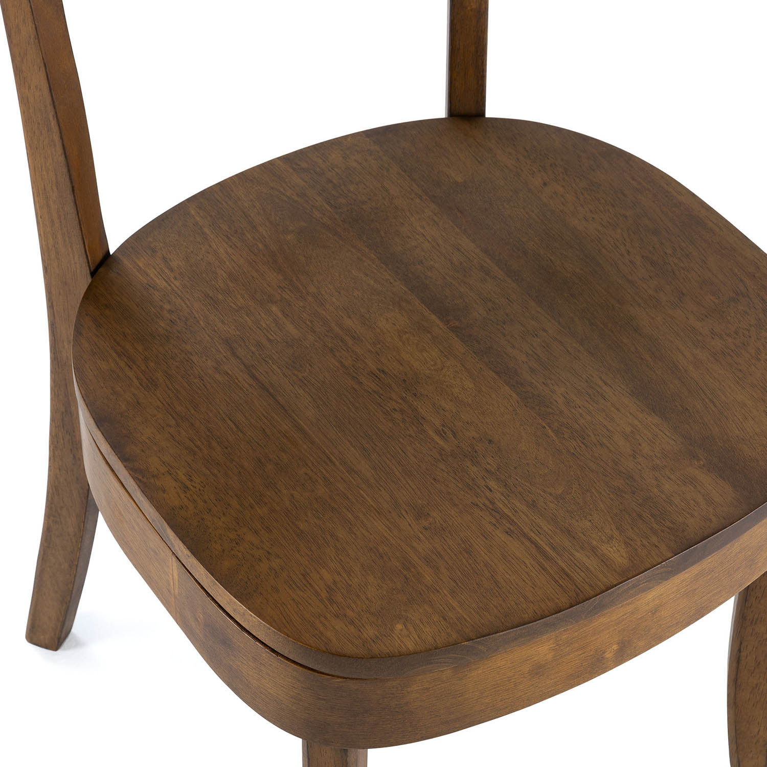 Silla de madera con asiento curvo y patas sobre fondo blanco.