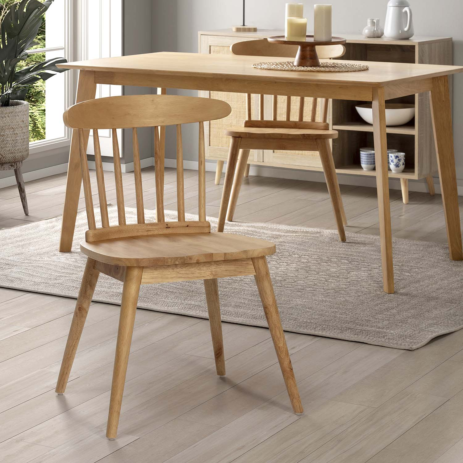 Un juego de comedor de madera con sillas y mesa en una habitación con alfombra y armario.