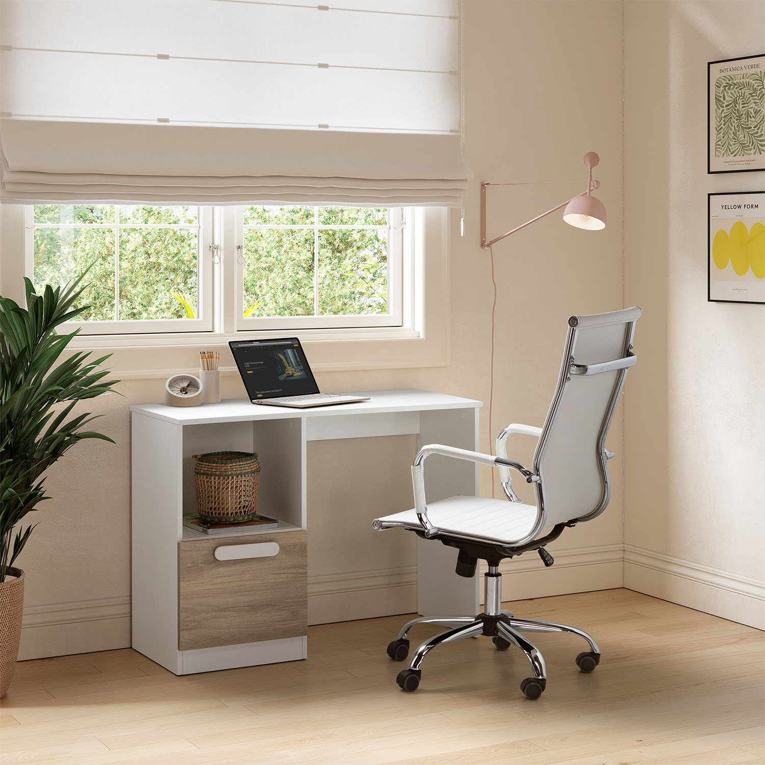 Un escritorio blanco con portátil y silla en una habitación con ventana.