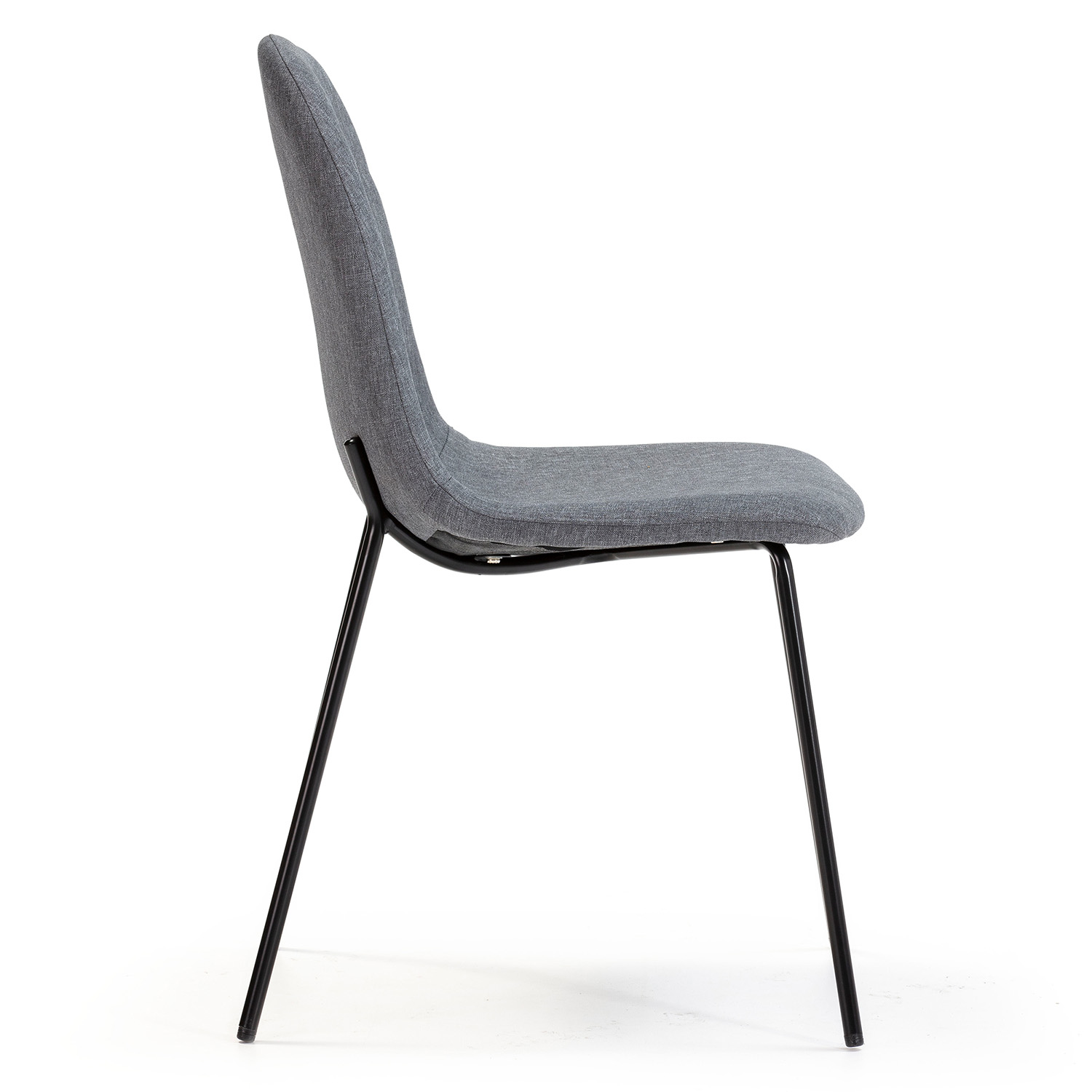 Silla de tela gris con patas delgadas de metal negro, vista de lado.