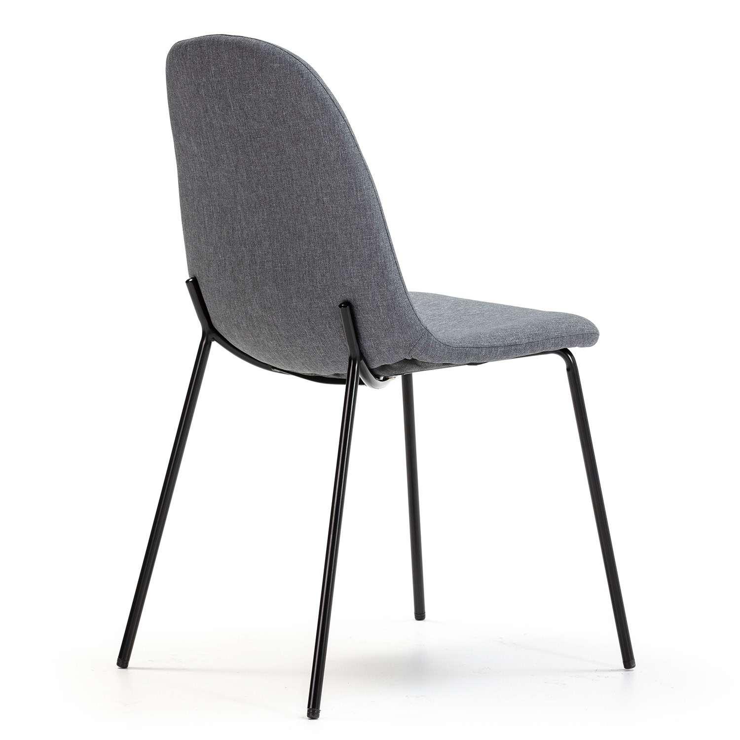 Silla de tela gris con patas delgadas de metal negro, vista desde atrás.