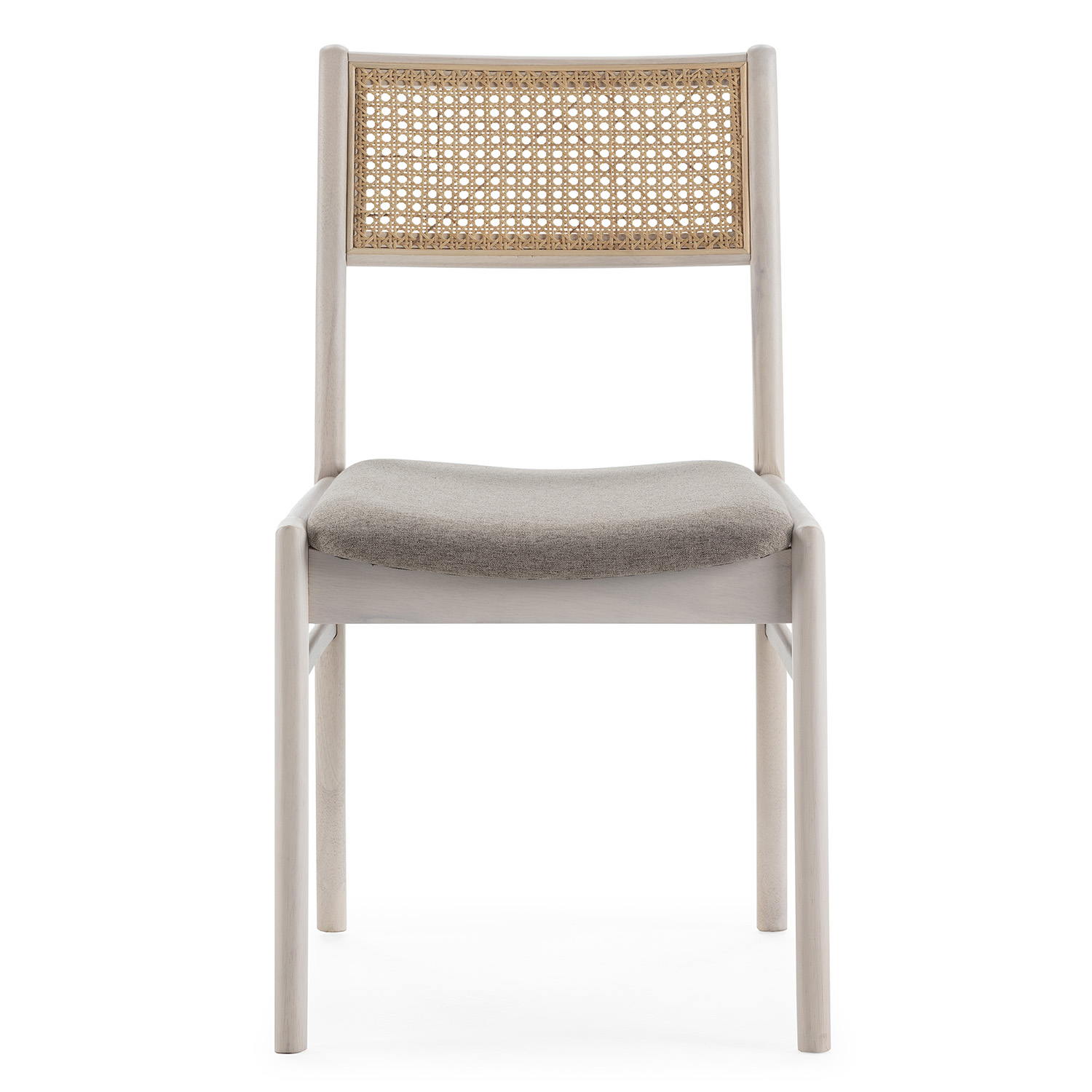 Una silla de madera clara con respaldo de caña y asiento de tela.