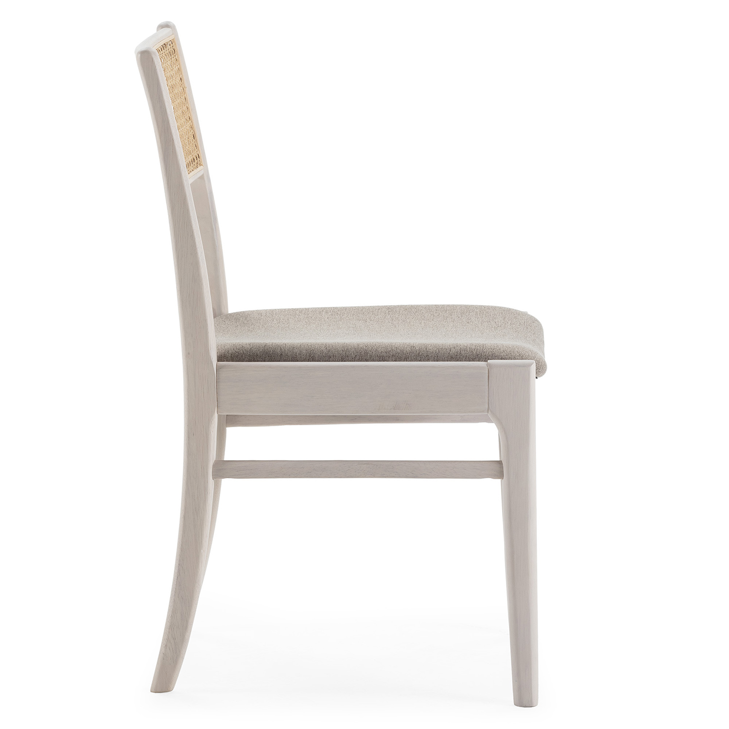 Una silla de madera clara con asiento acolchado y respaldo de ratán.