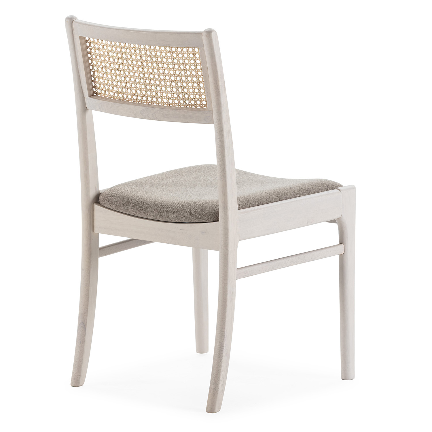 Una silla de madera clara con respaldo de caña tejida y asiento de tela gris, vista desde atrás.
