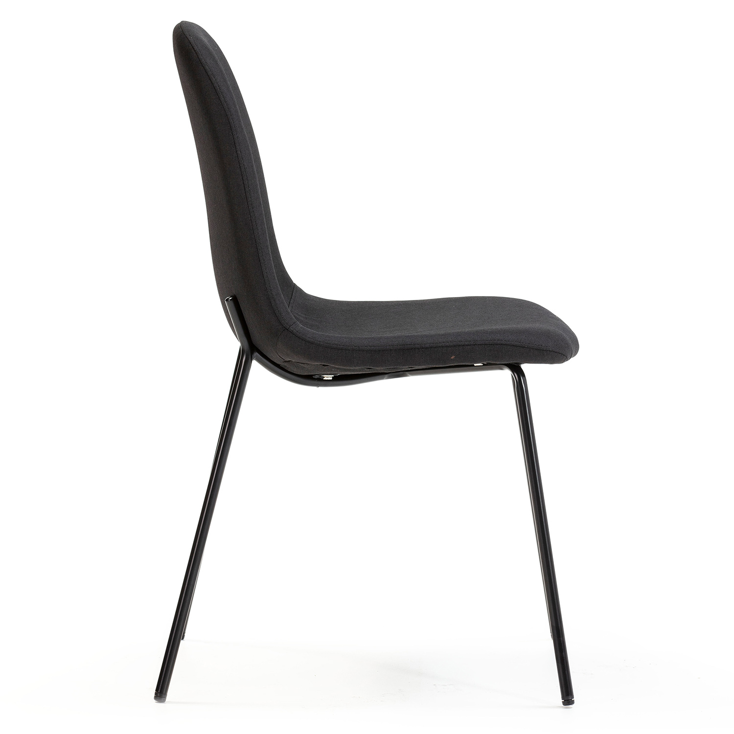 Una silla tapizada negra con patas delgadas de metal negro, vista de lado.