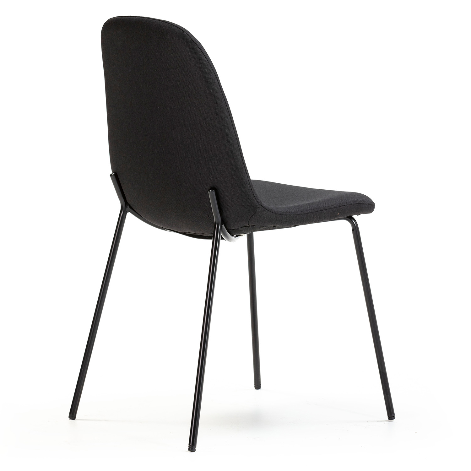Una silla de tela negra con patas metálicas delgadas sobre fondo blanco.