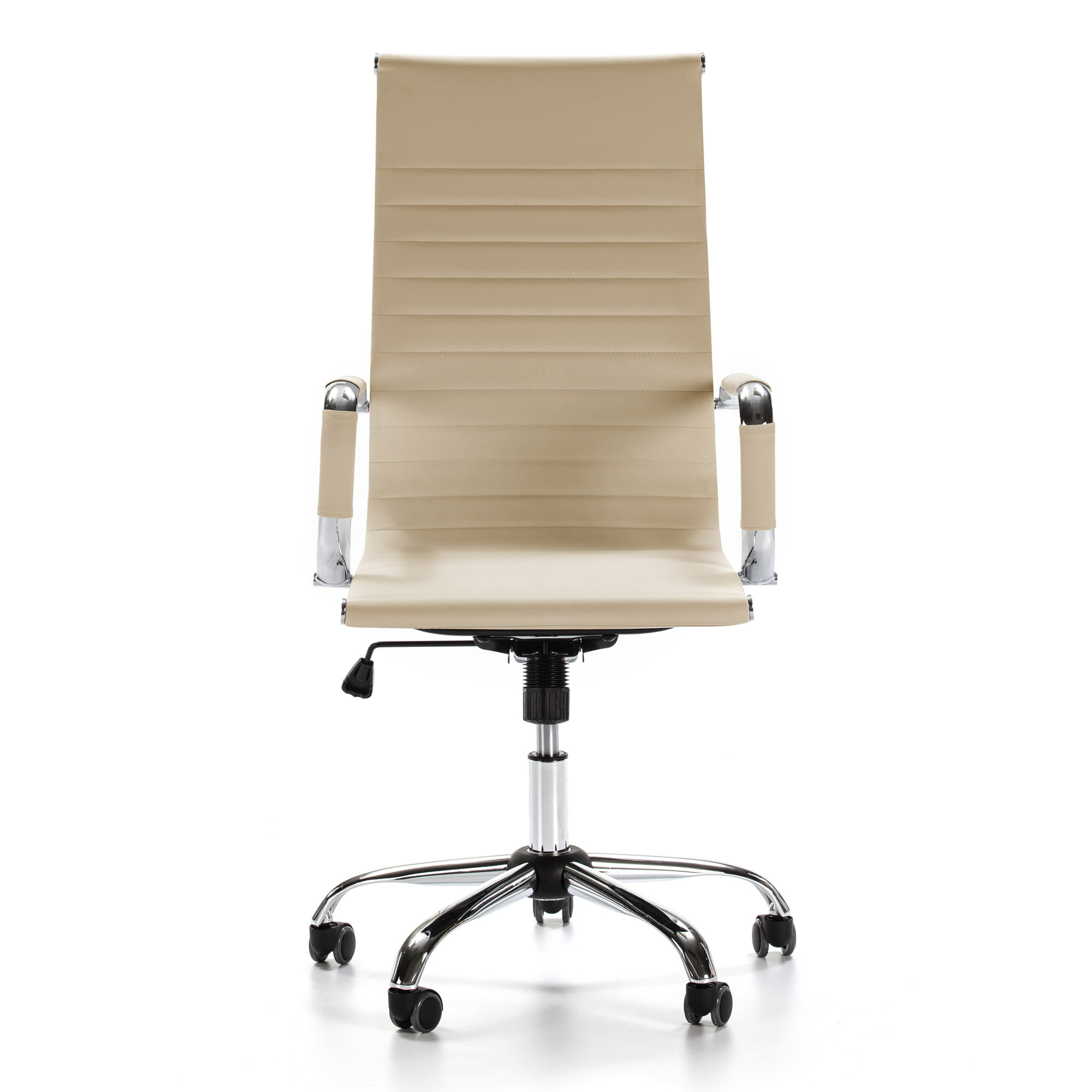 Una silla de oficina beige con detalles cromados y ruedas, sobre fondo blanco.
