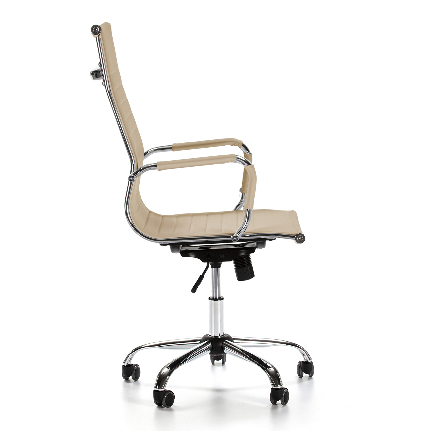 Una silla de oficina beige con detalles cromados y ruedas, vista de lado.