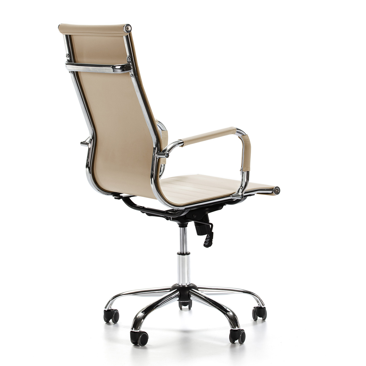 Una silla de oficina beige con marco y ruedas cromados, vista desde atrás, ligeramente angulada.