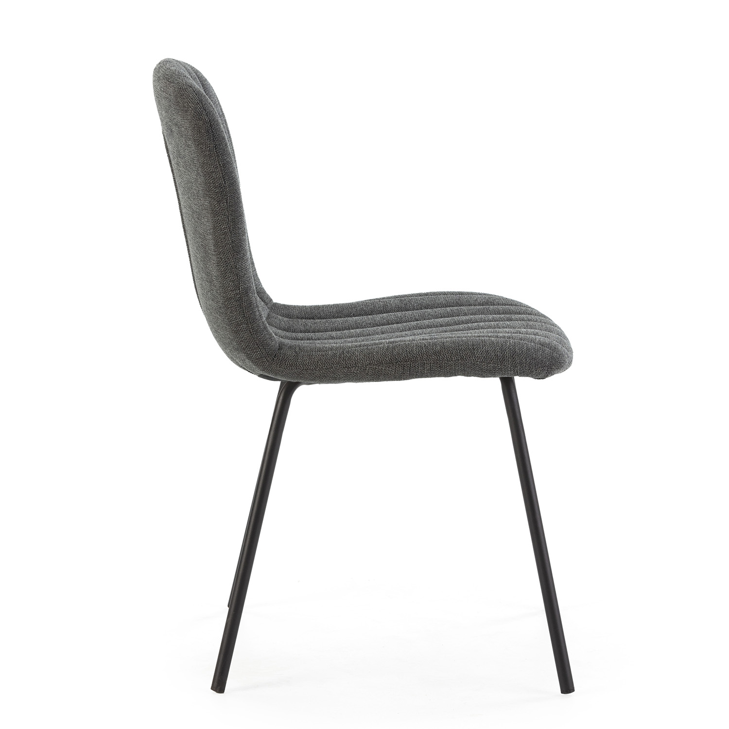 Silla de tela gris con patas delgadas de metal negro, vista de lado.