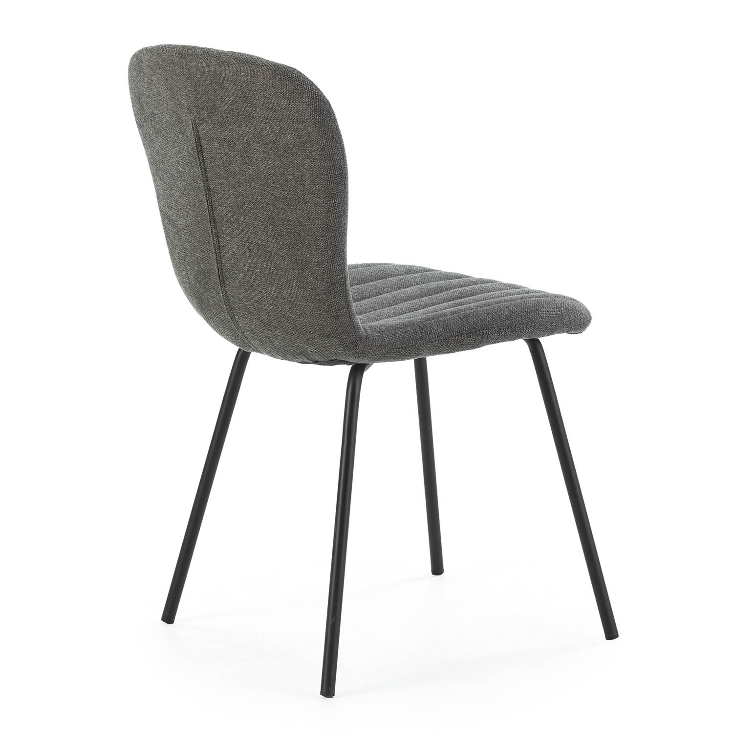 Silla tapizada gris con asiento acanalado y patas de metal negro.