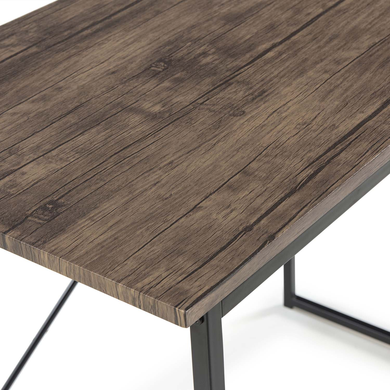 Una mesa de madera con veta oscura y patas de metal negro.