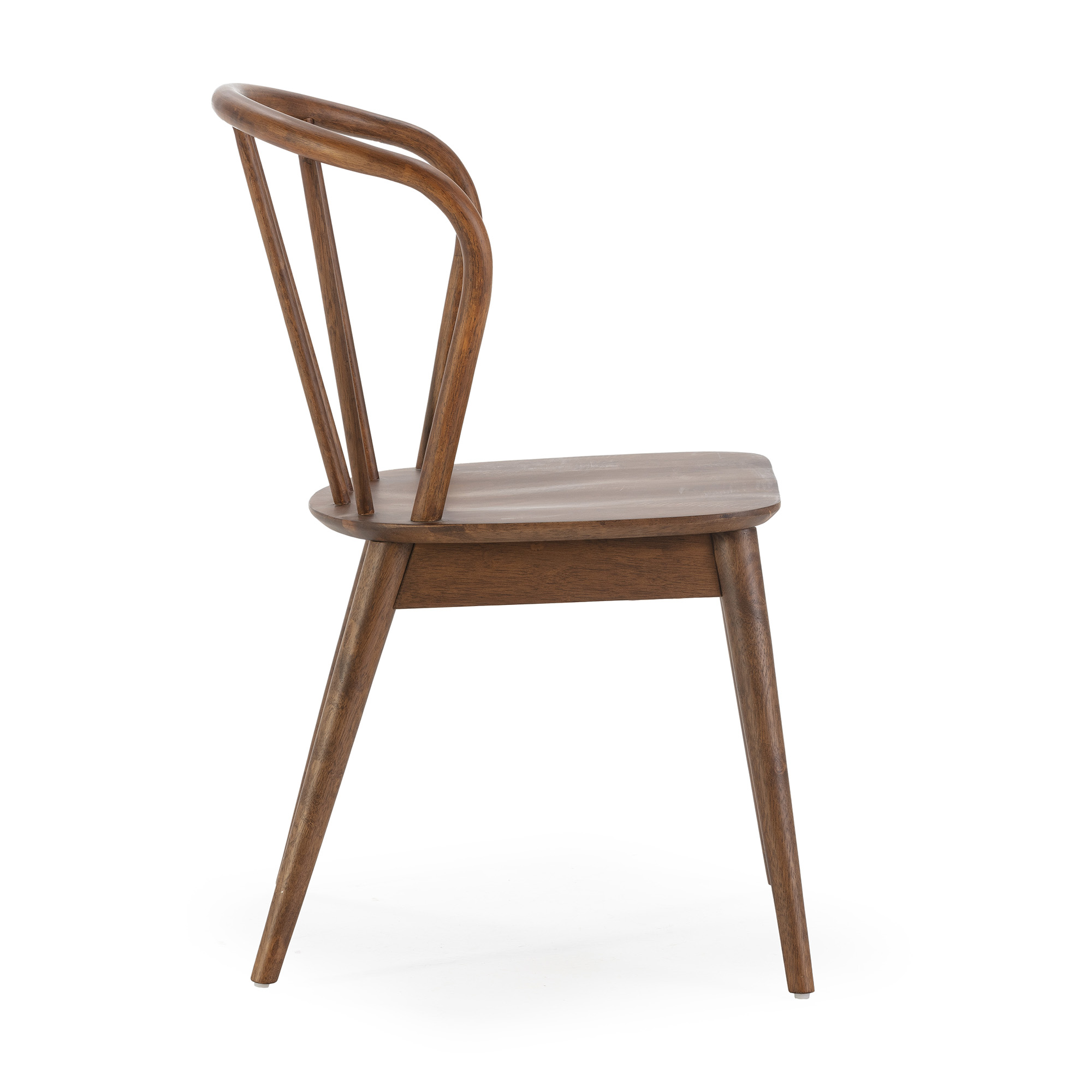Una silla de madera con respaldo curvo y cuatro patas, vista de lado.