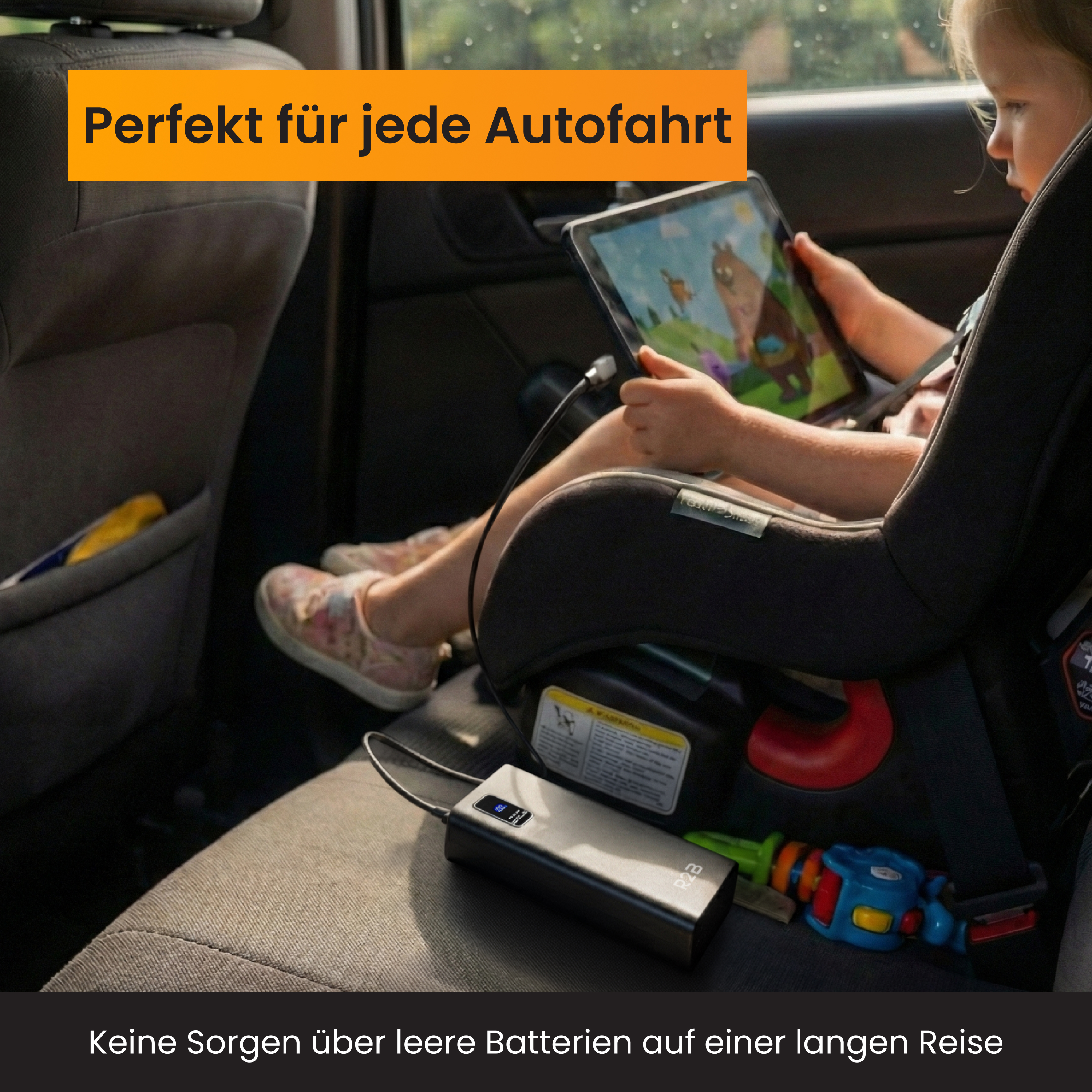Kind schaut Tablet im Auto. Powerbank lädt es. Spielzeug liegt daneben.
