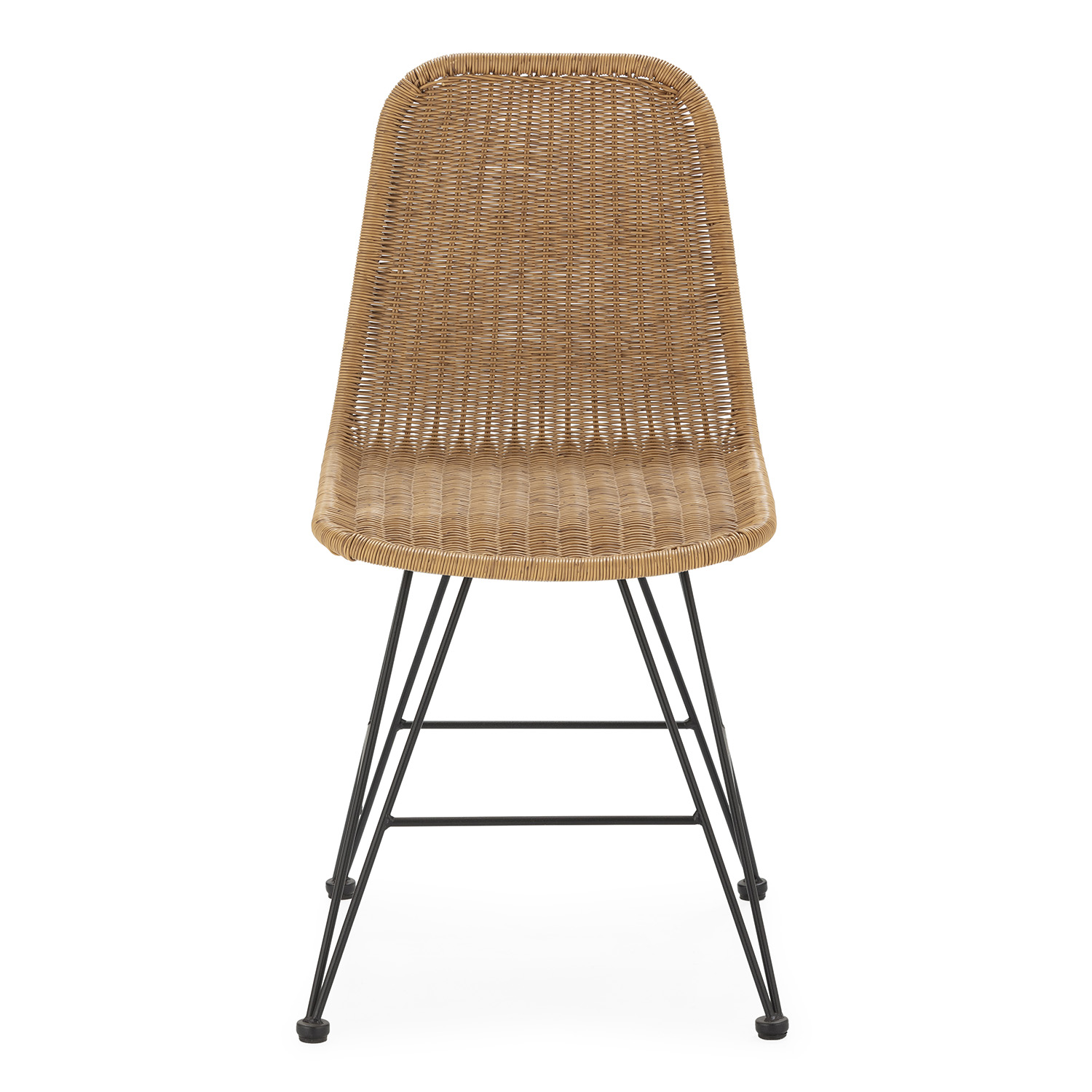 Una silla de mimbre marrón con estructura de metal negro sobre fondo blanco.