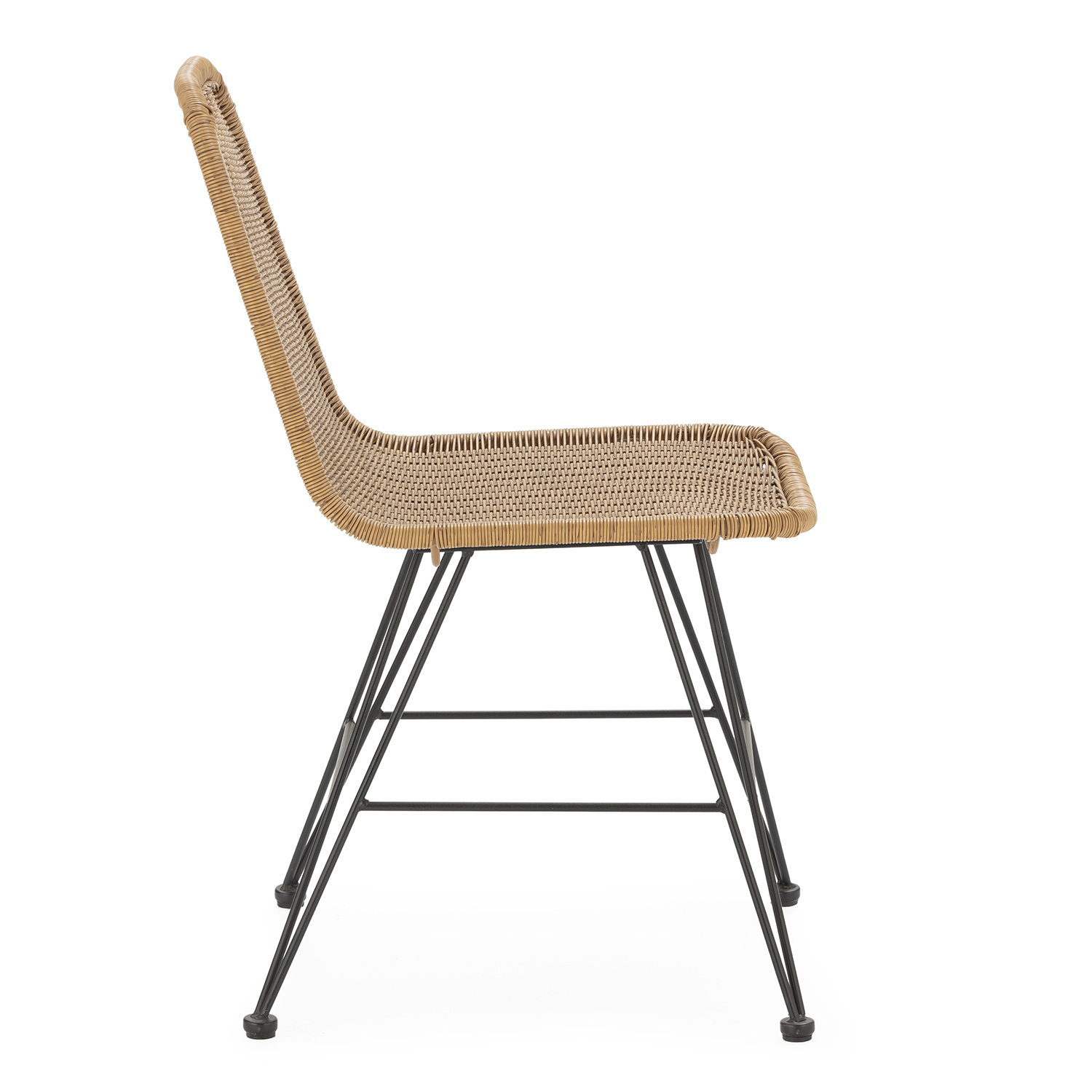 Una silla de ratán marrón con estructura de metal negro vista de lado.