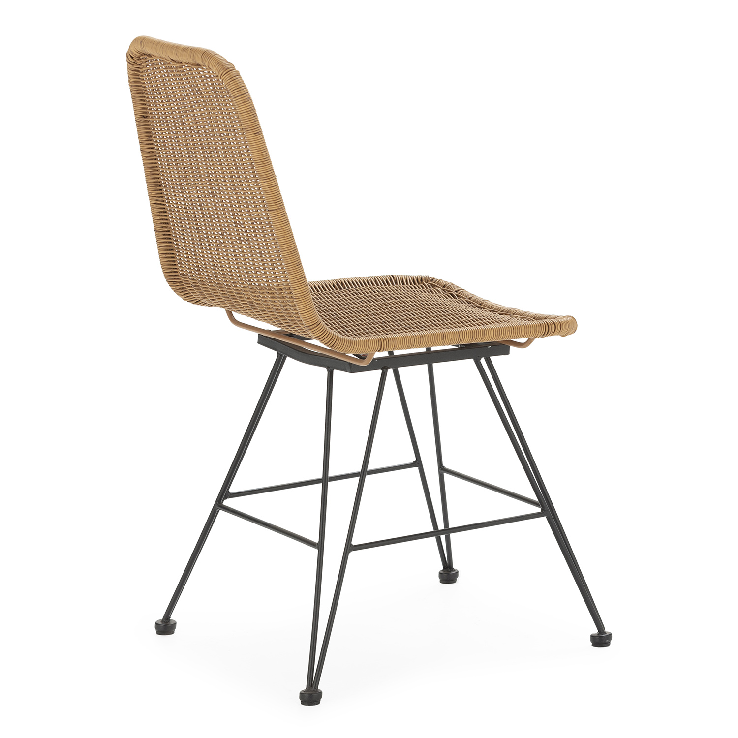 Una silla de mimbre con estructura de metal negro y pies redondos.