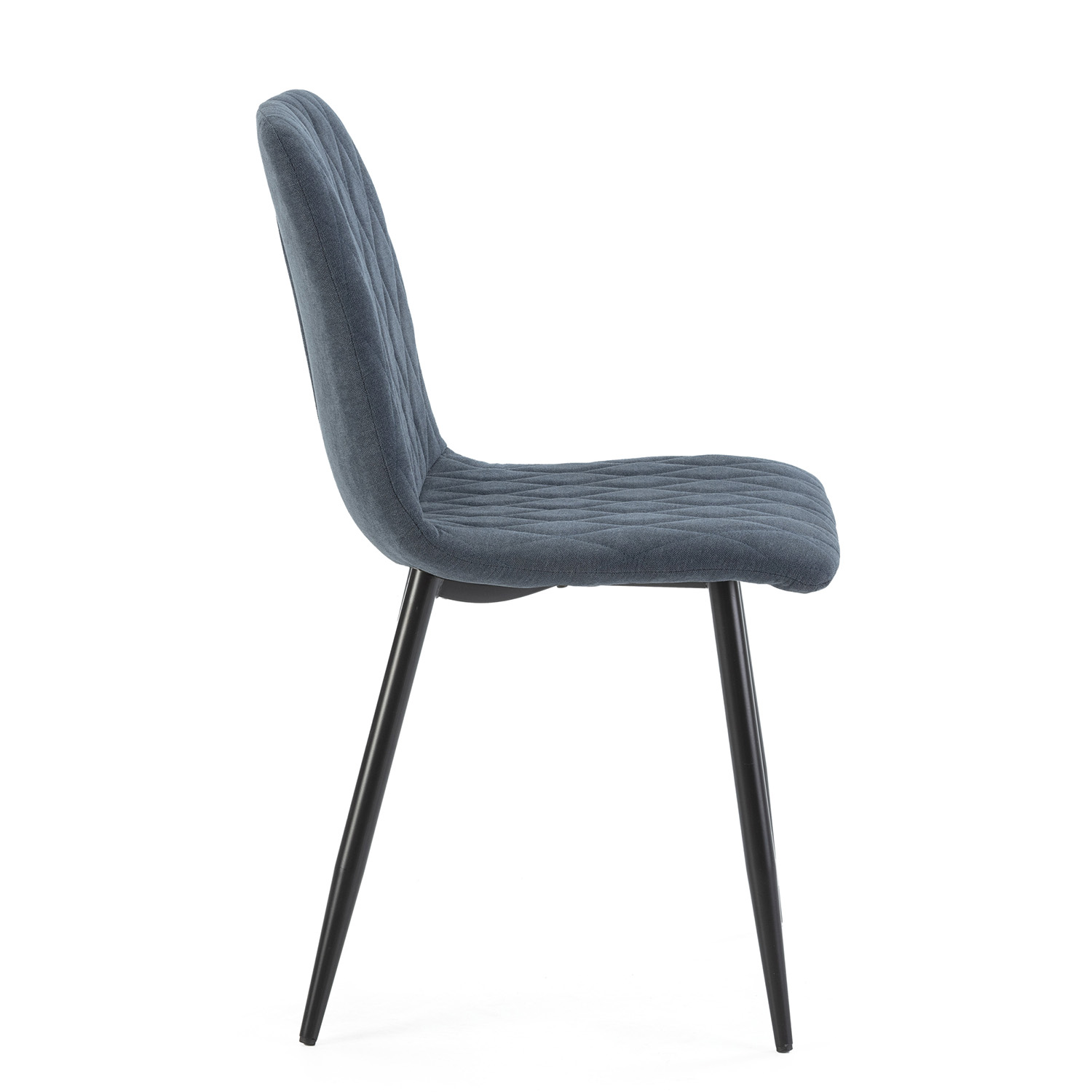 Silla tapizada azul grisáceo con respaldo acolchado y patas negras, vista de perfil.