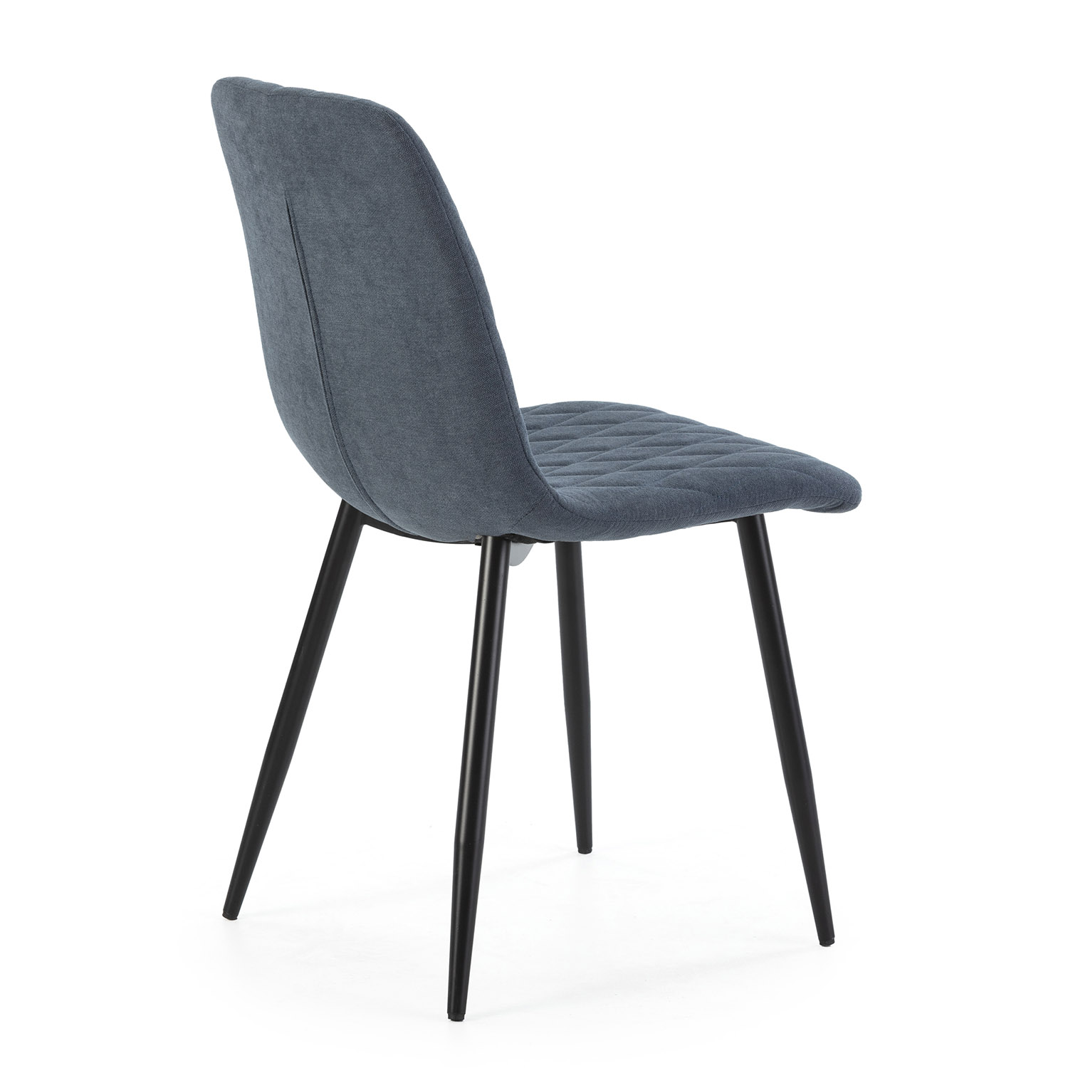 Una silla gris con asiento acolchado y patas negras sobre fondo blanco.