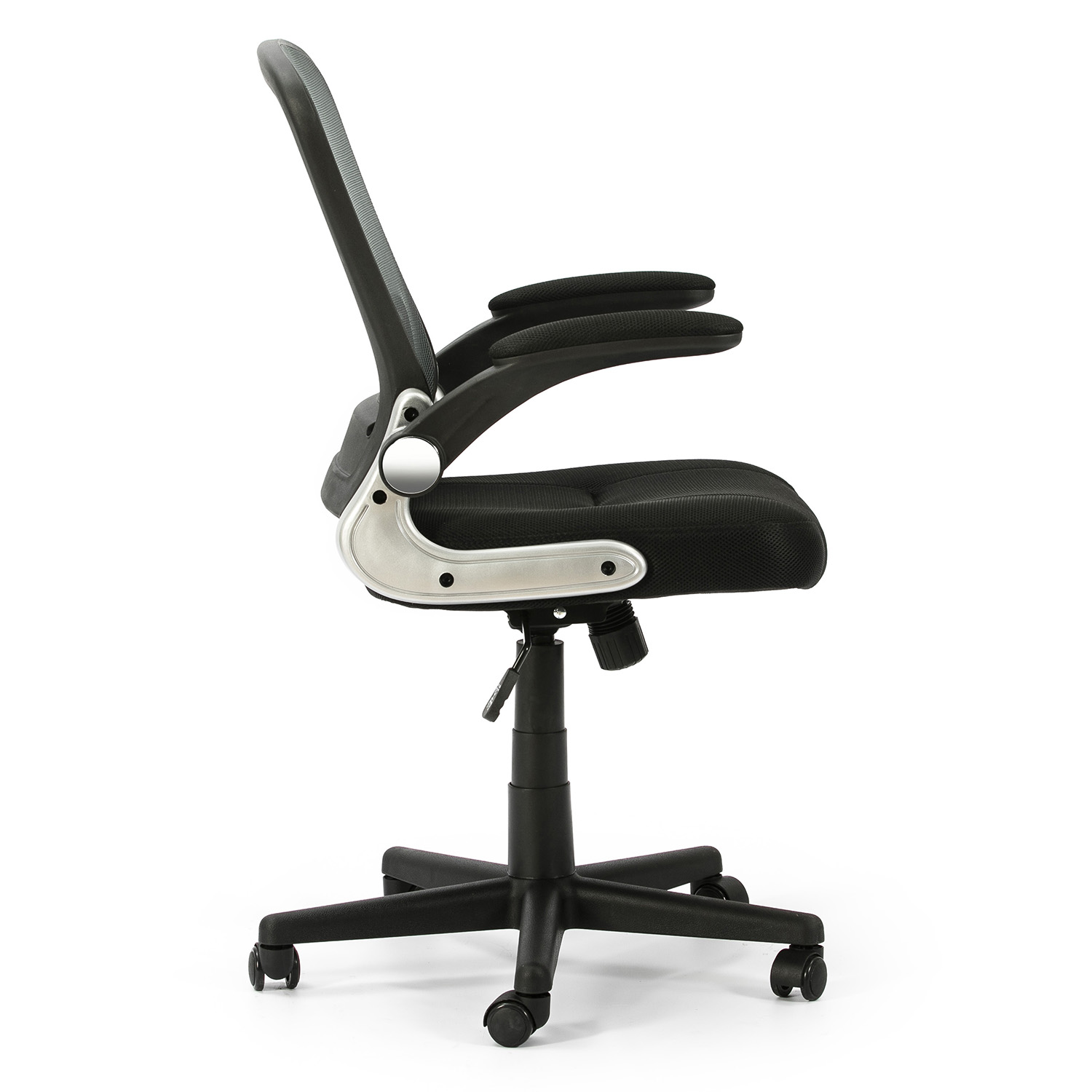Silla de oficina negra con respaldo de malla, detalles plateados y cinco ruedas.