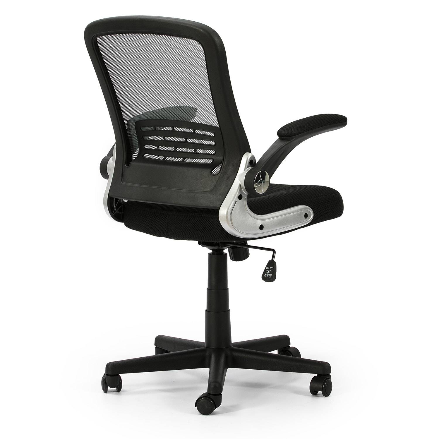 Silla de oficina negra con respaldo de malla, brazos ajustables y ruedas.
